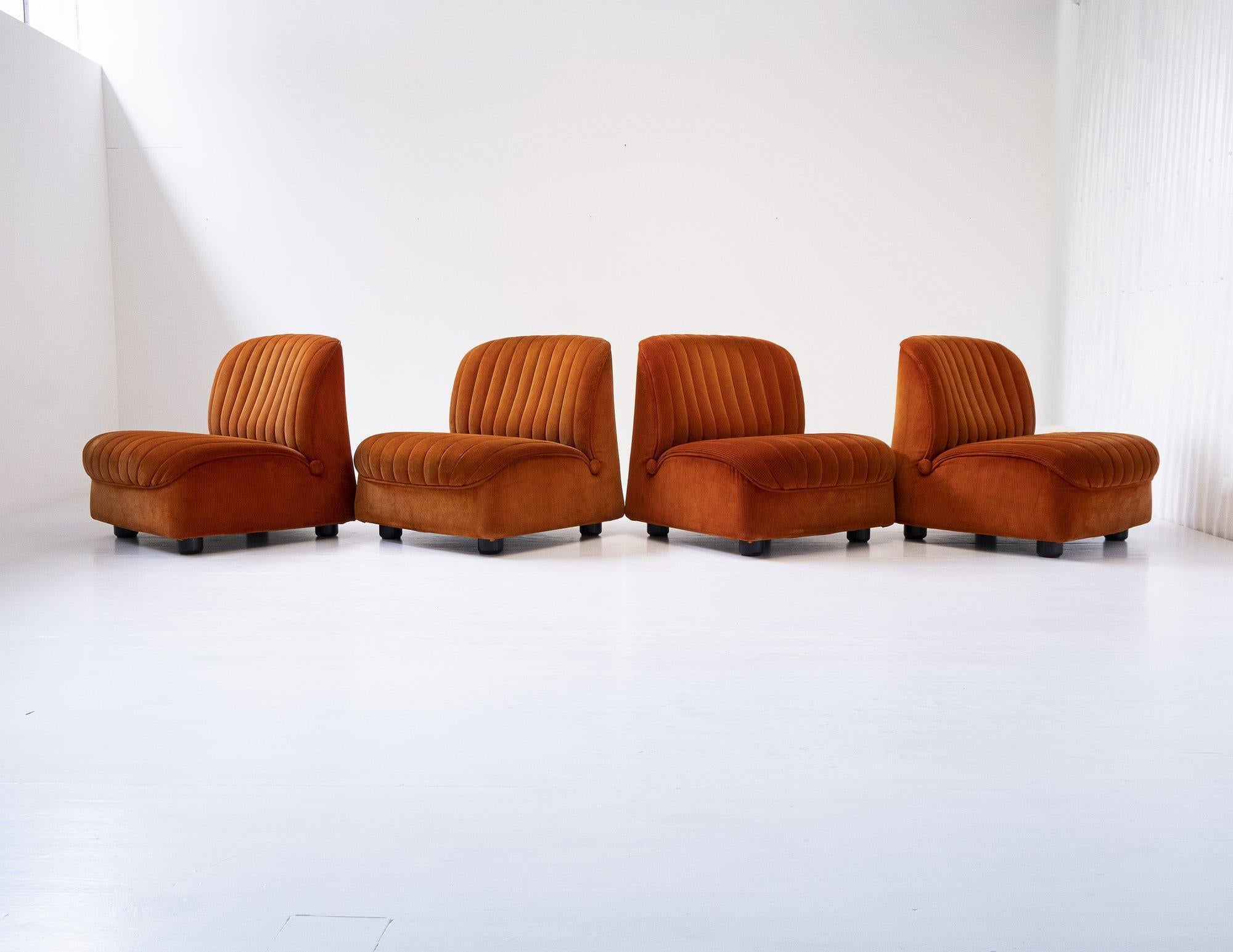 Magnifique et chic ensemble de 4 fauteuils Ciprea par les légendaires Afra et Tobia Scarpa pour Cassina. Fabriqué en Italie en 1968, recouvert de velours orange brûlé d'origine. Prédécesseur du canapé Bambole de Mario Bellini, ces chaises se