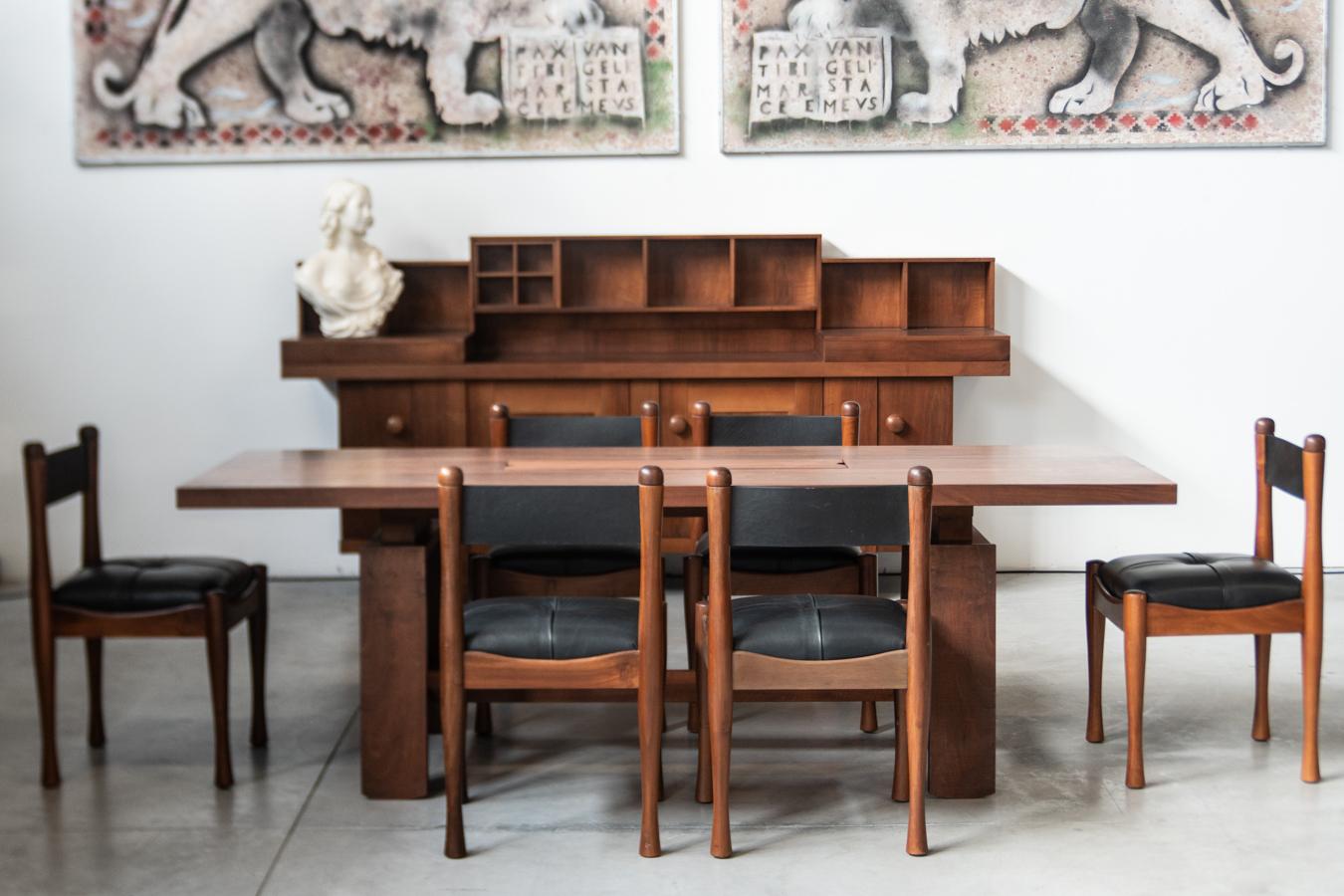 1968 Dining Set with Sideboard by Silvio Coppola for Bernini – Iconic Mid-Century Italian Design

This exceptional dining set, designed by the renowned Italian architect and designer Silvio Coppola for Bernini in 1968, is a perfect example of