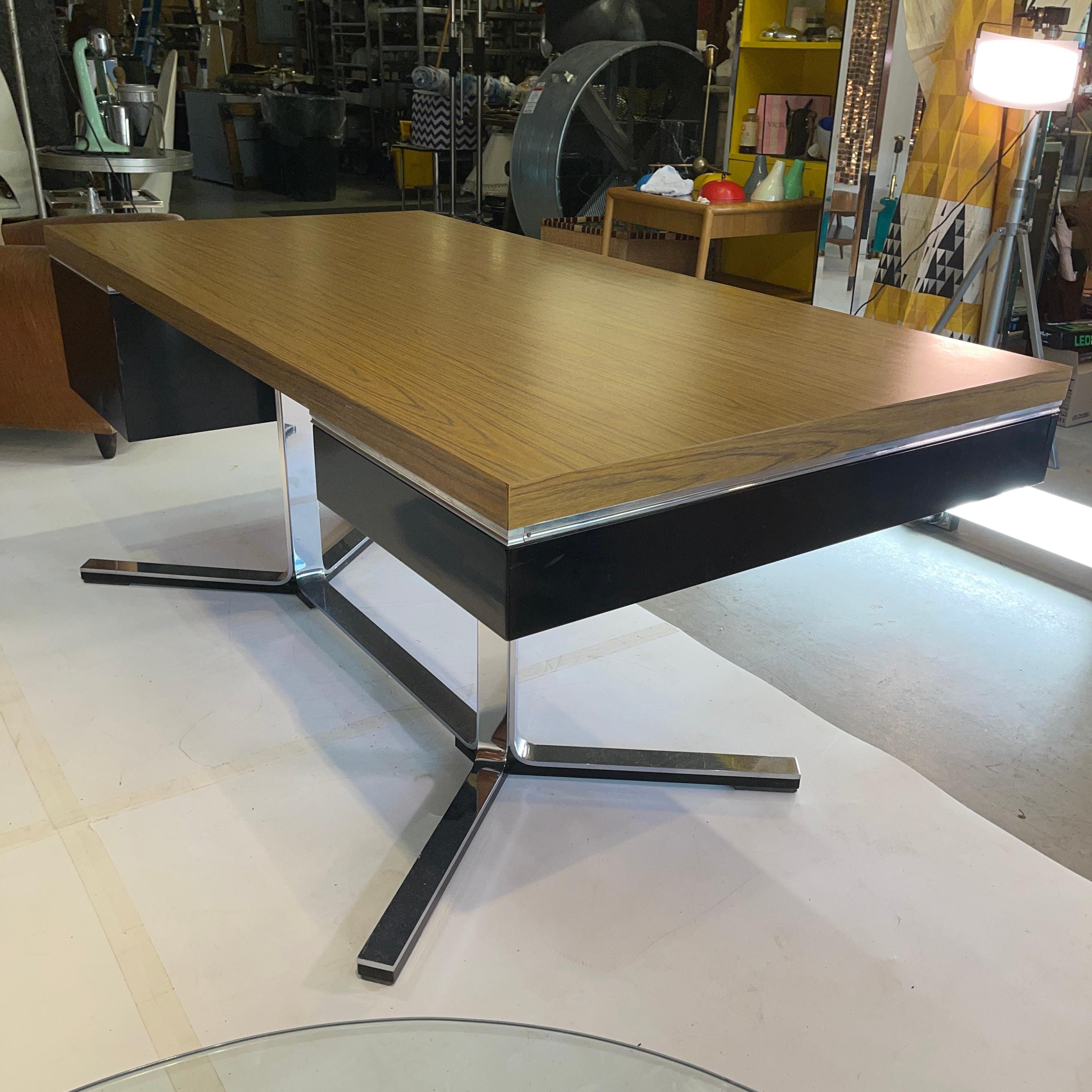 1968 Executive Desk In Good Condition For Sale In Hanover, MA