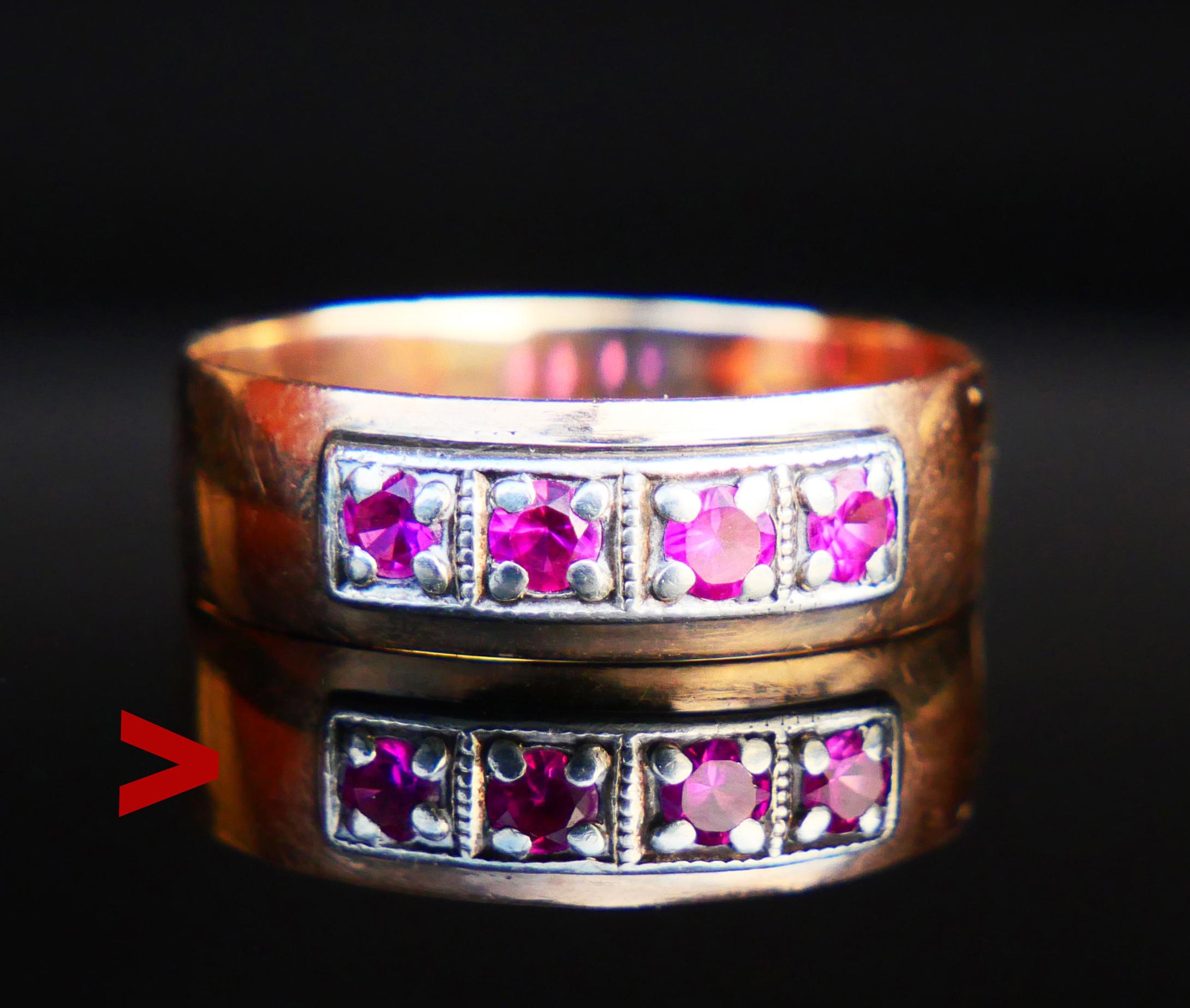 Anillo de acabado vintage con banda de oro rosa macizo de 14 quilates y 4 rubíes ( probablemente sintéticos ) engastados en racimos de oro blanco o plata .

Juego completo de sellos de acabado , Helsinki, marcas del fabricante , 585, sellos del año