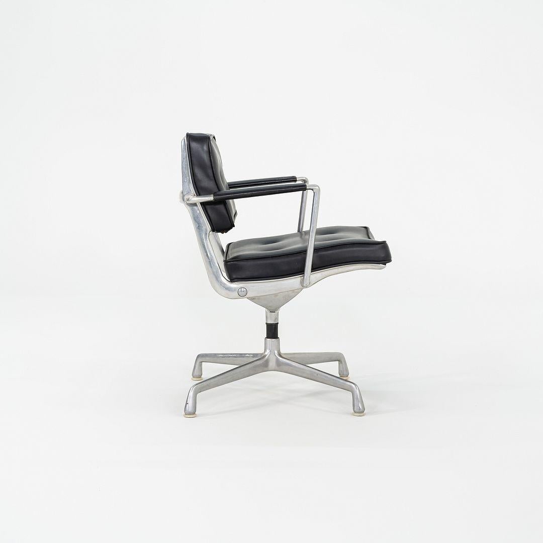 1968 Herman Miller Eames ES102 Intermediate Desk Chair in Black Naugahyde In Good Condition In Philadelphia, PA