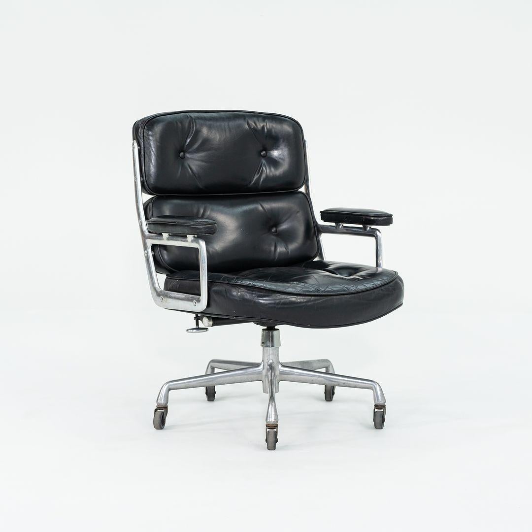 Dies sind die Eames Time Life Executive Desk Chairs, Modell 3474 , die 1961 von Charles und Ray Eames für Herman Miller entworfen wurden. Im Angebotspreis ist ein Chefsessel enthalten, und wir haben mehrere Stühle im Angebot. Ihr Entwurf wurde als