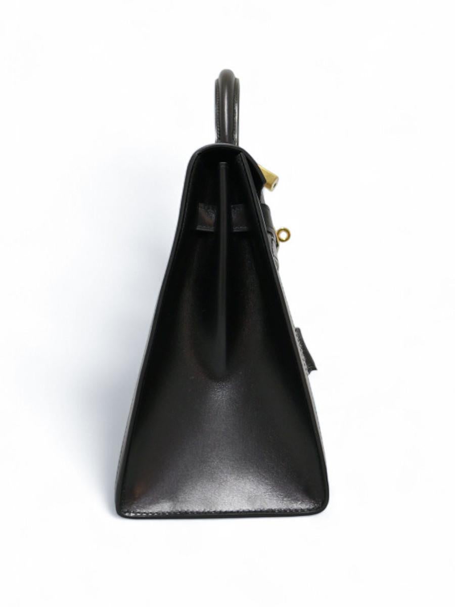 Incredible vintage Kelly 32 in beige canvas and black leather delivered in its original Hermès dustbag.
The bag has been restored, no wear on the corners.
Comes with its zipper, bell, keys (2), and shoulder strap.
Condition: very good
Made in