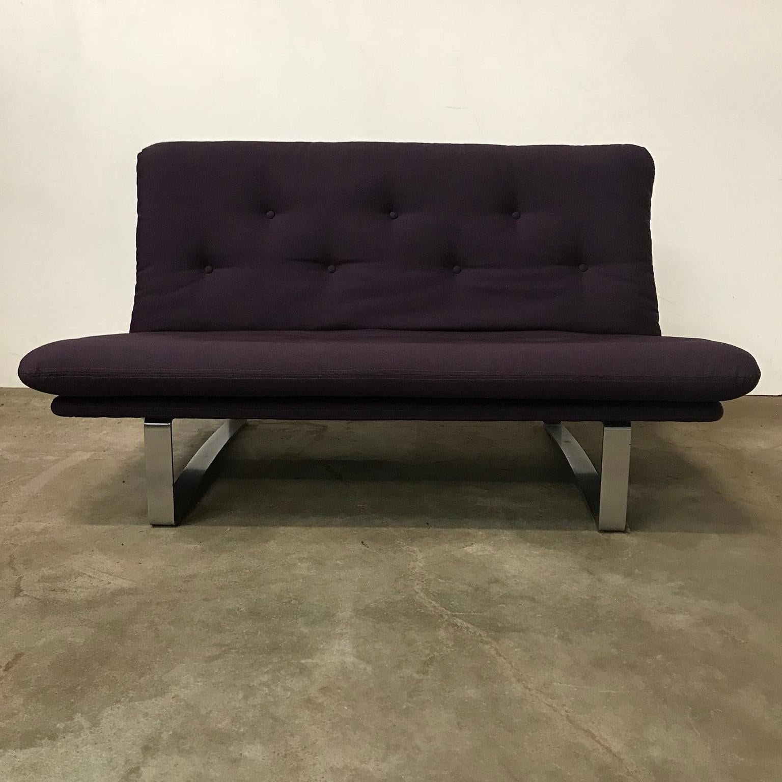 1968, Kho Liang Ie for Artifort, Chrome Base 2-Seat, Redone in Purple Fabric In Good Condition For Sale In Amsterdam IJMuiden, NL