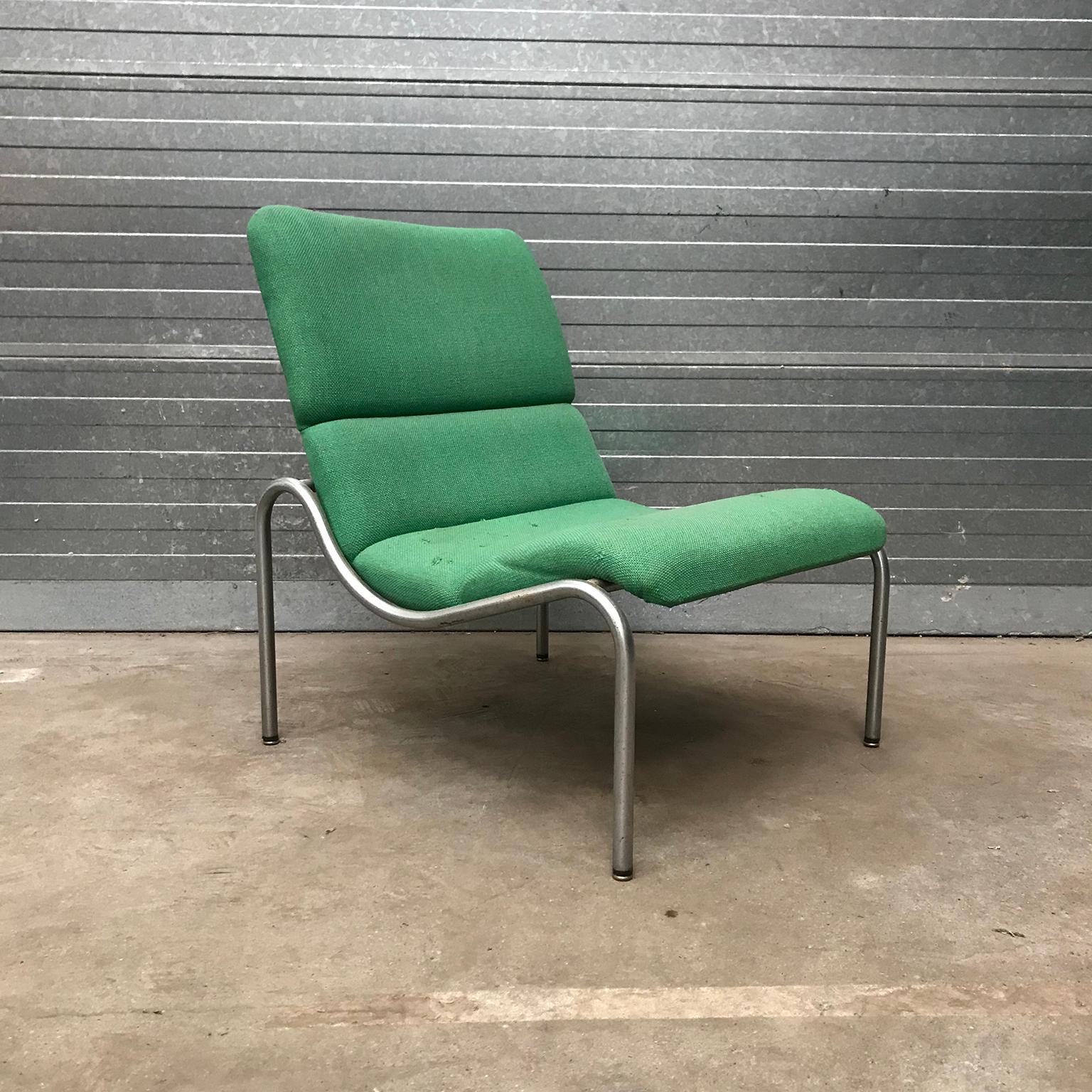 Kho Liang Ie easy chair in green upholstery. Beautiful elegant design. The chair shows some traces of wear like some little damage to the upholstery of the seat (see pictures #17-#19) and some (rusty) spots on the base

Free shipping for