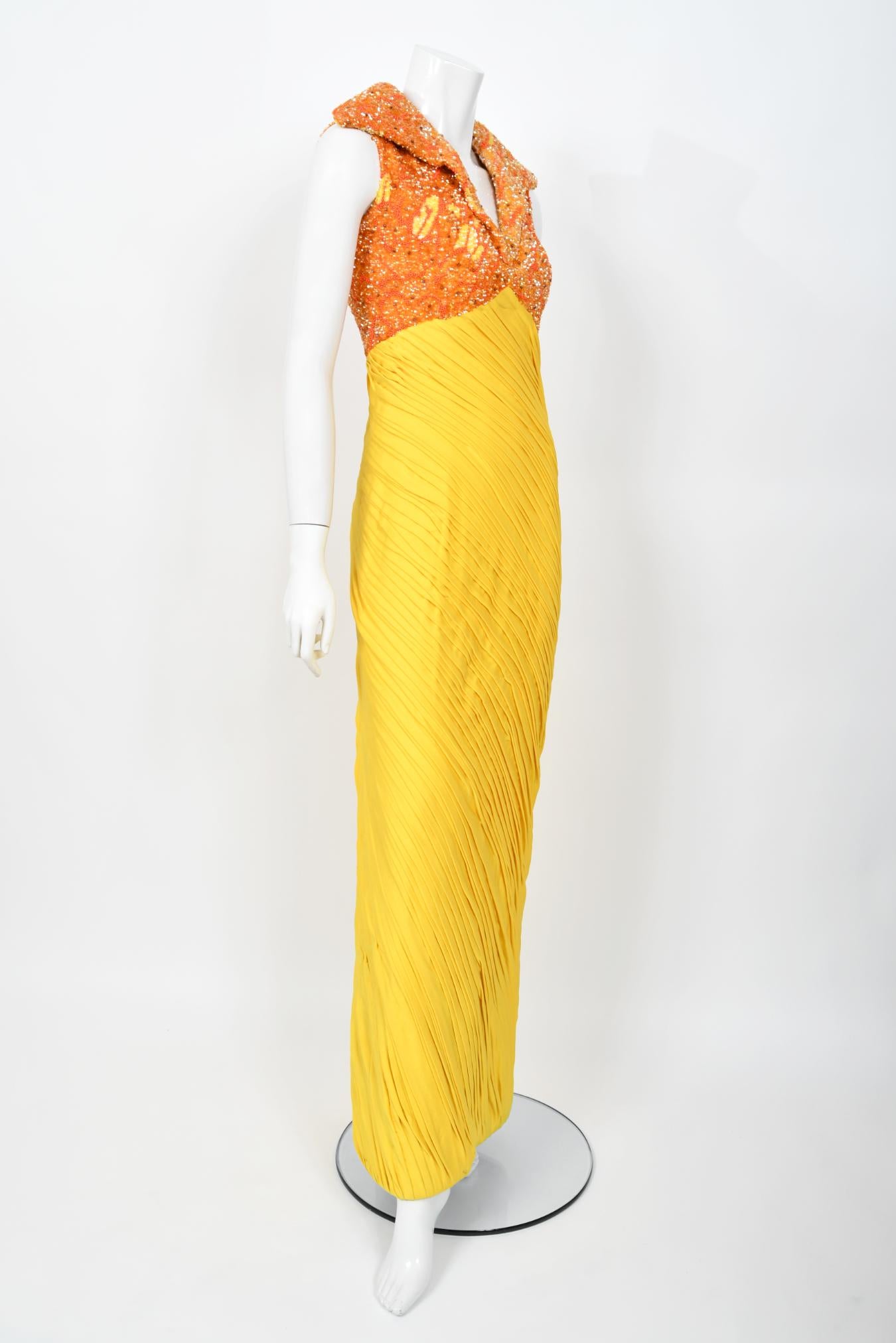 1968 La Mendola Couture Schwer plissiertes gelbes Seiden-Jersey-Glamour-Kleid mit Perlenbesatz aus Seide im Angebot 6