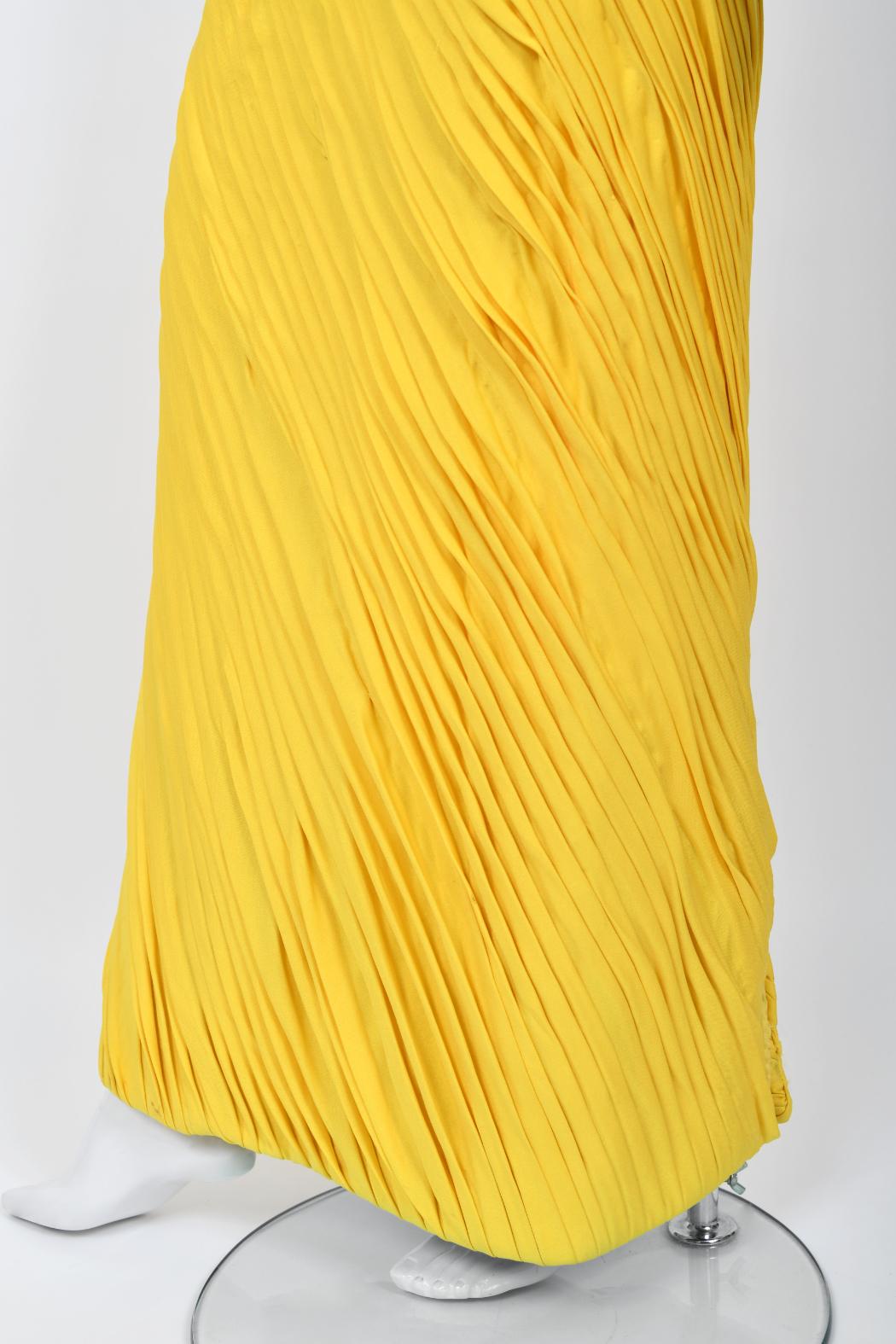 1968 La Mendola Couture Schwer plissiertes gelbes Seiden-Jersey-Glamour-Kleid mit Perlenbesatz aus Seide im Angebot 9