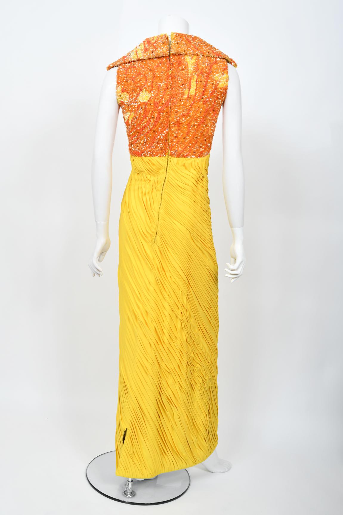 1968 La Mendola Couture Schwer plissiertes gelbes Seiden-Jersey-Glamour-Kleid mit Perlenbesatz aus Seide im Angebot 10