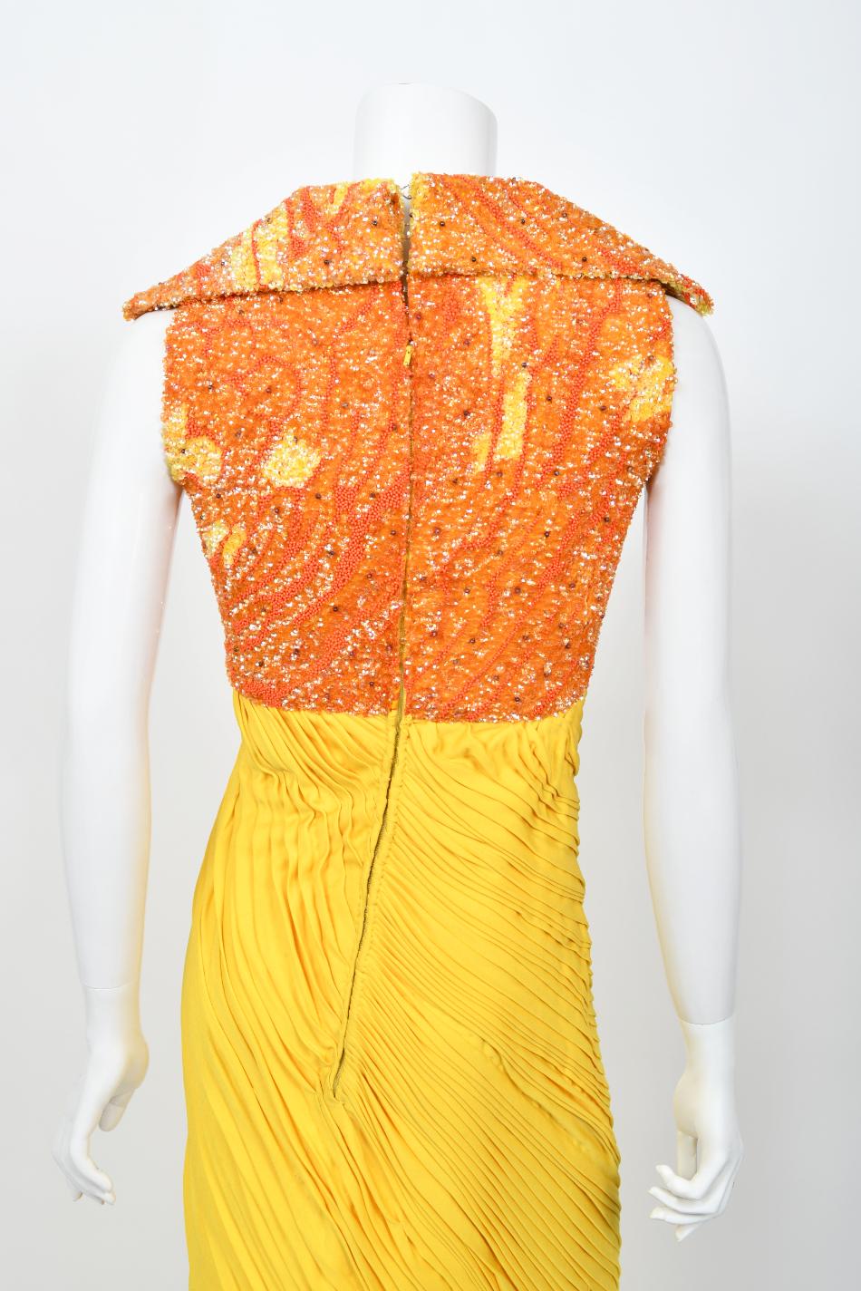 1968 La Mendola Couture Schwer plissiertes gelbes Seiden-Jersey-Glamour-Kleid mit Perlenbesatz aus Seide im Angebot 11
