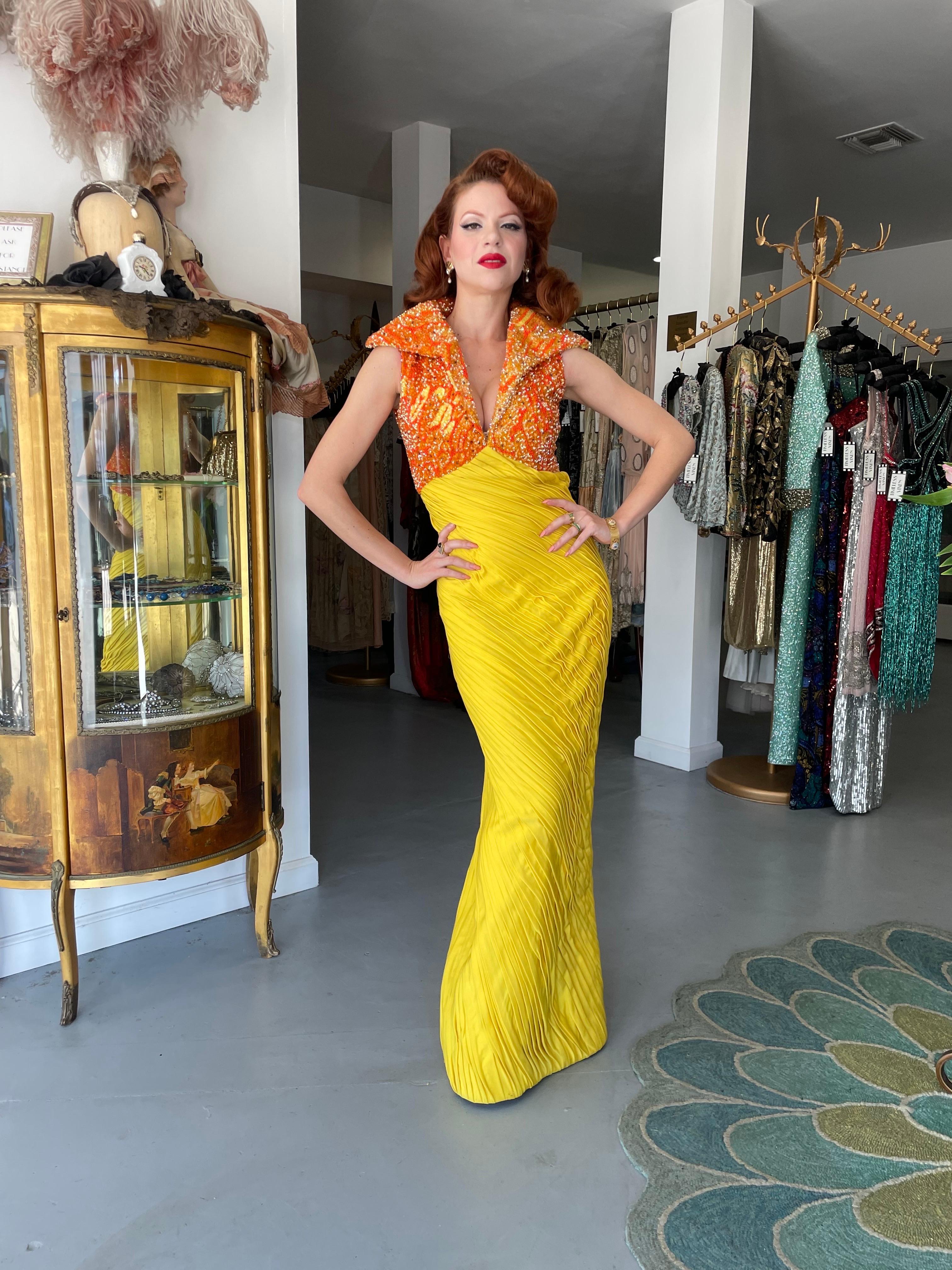 1968 La Mendola Couture Schwer plissiertes gelbes Seiden-Jersey-Glamour-Kleid mit Perlenbesatz aus Seide im Zustand „Gut“ im Angebot in Beverly Hills, CA