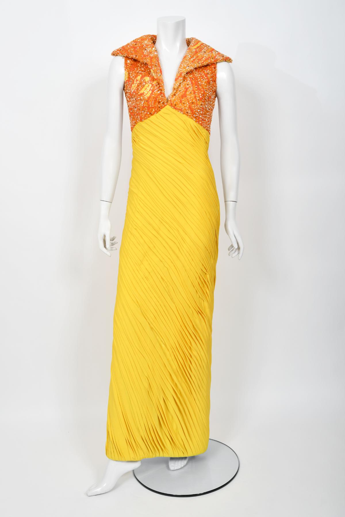 1968 La Mendola Couture Schwer plissiertes gelbes Seiden-Jersey-Glamour-Kleid mit Perlenbesatz aus Seide im Angebot 1