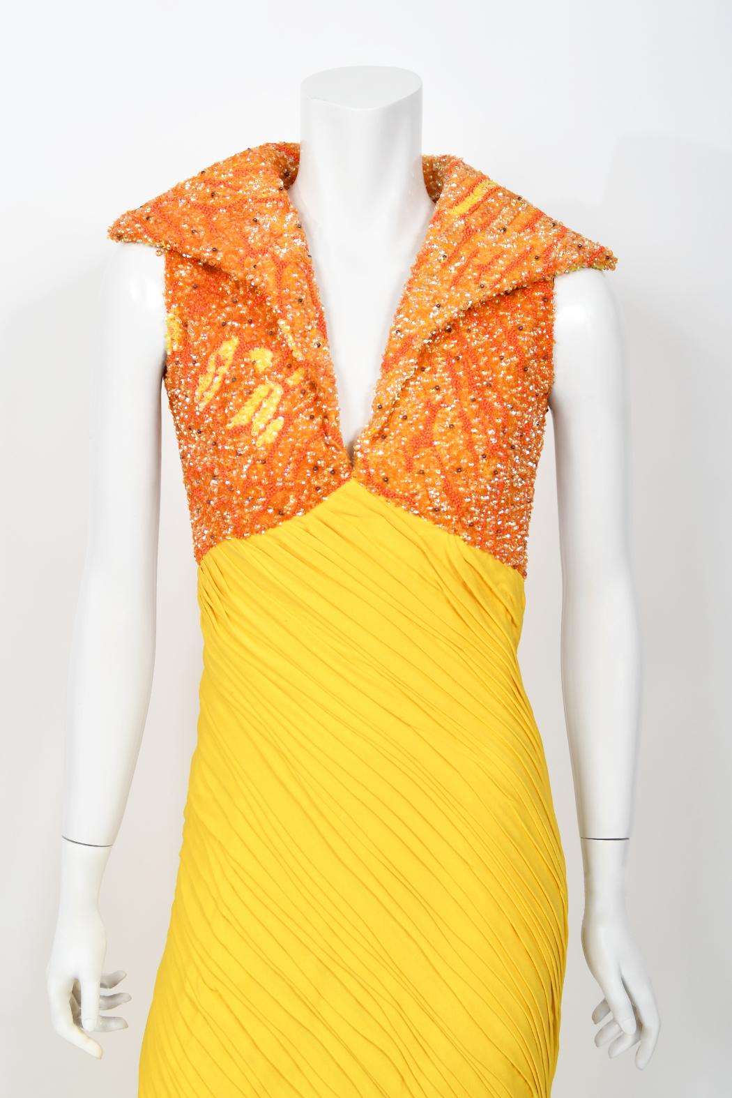 1968 La Mendola Couture Schwer plissiertes gelbes Seiden-Jersey-Glamour-Kleid mit Perlenbesatz aus Seide im Angebot 2