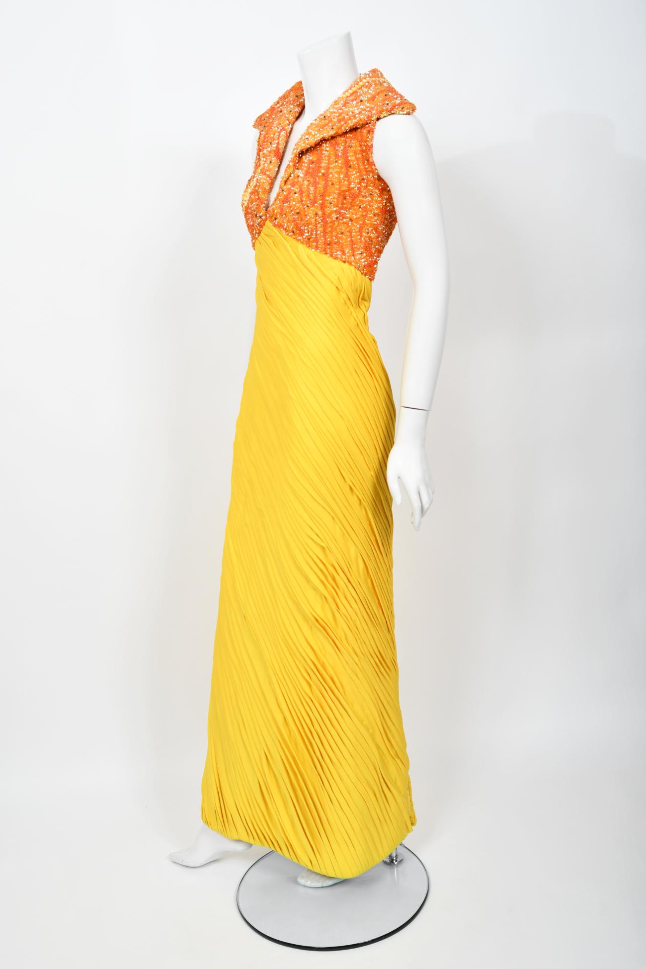 1968 La Mendola Couture Schwer plissiertes gelbes Seiden-Jersey-Glamour-Kleid mit Perlenbesatz aus Seide im Angebot 4