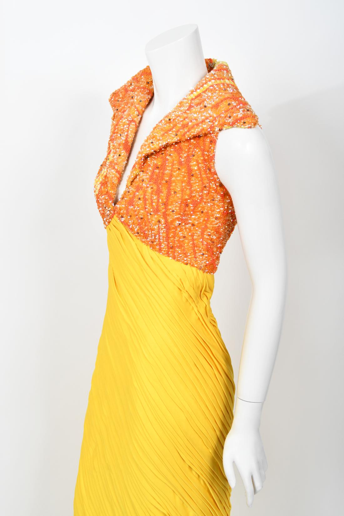 1968 La Mendola Couture Schwer plissiertes gelbes Seiden-Jersey-Glamour-Kleid mit Perlenbesatz aus Seide im Angebot 5