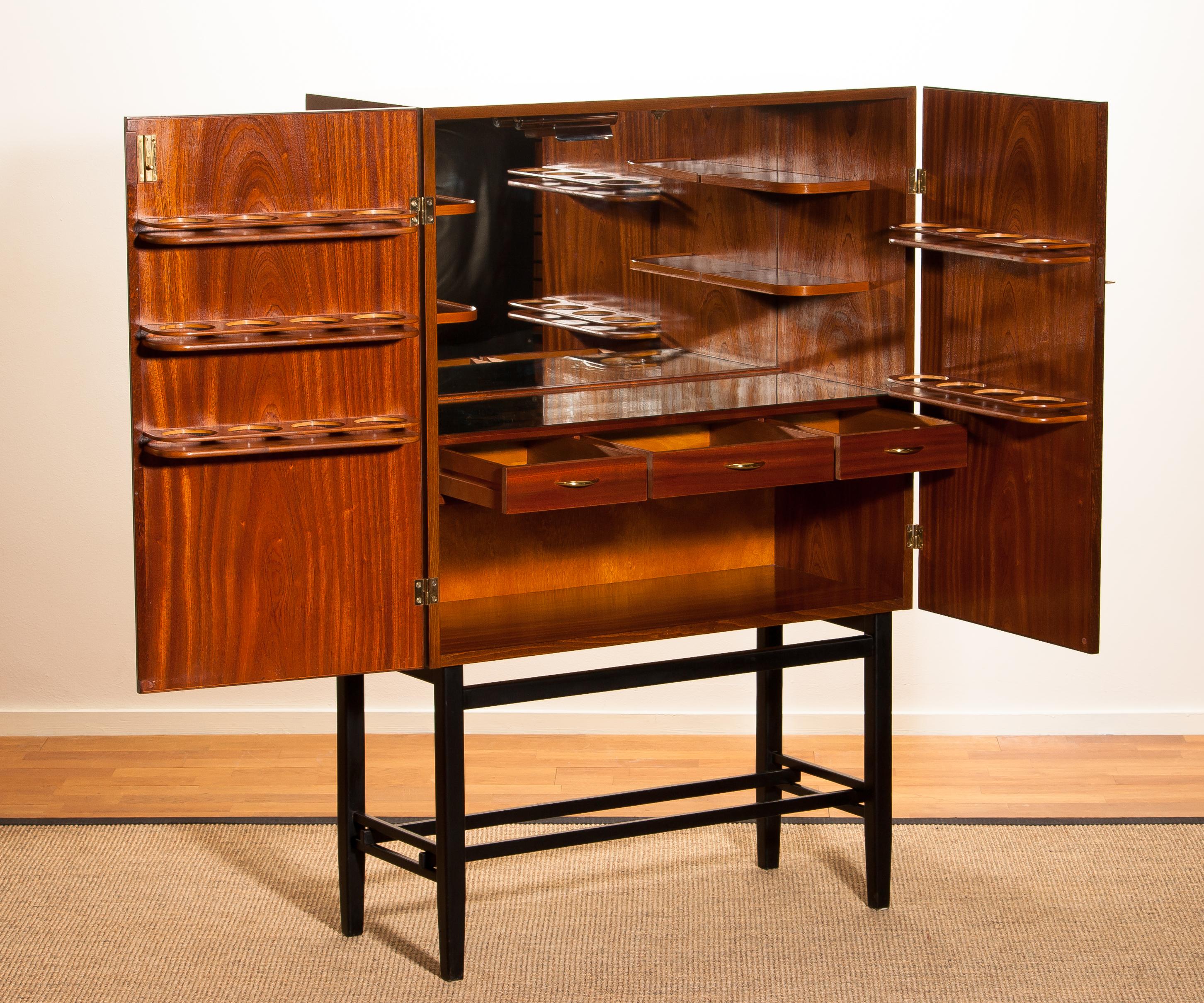 Extremely beautiful and unique dry bar or cocktail cabinet. The cabinet is made of mahogany inside and outside. This high-quality cabinet is made by Förenade Möbelfabrikerna Linköping and dated/ labelled/signed 4 May 1968.
Inside the dry bar
