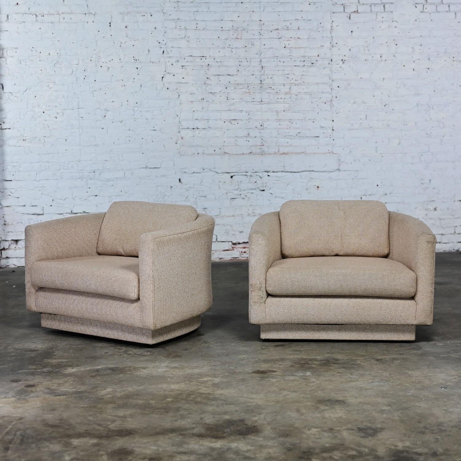 Magnifique paire de chaises pivotantes de style Milo Baughman. Byit, en gardant à l'esprit qu'il s'agit d'une pièce vintage et non pas neuve, qui présentera donc des signes d'utilisation et d'usure, même si elle a été remise à neuf ou restaurée. Ils
