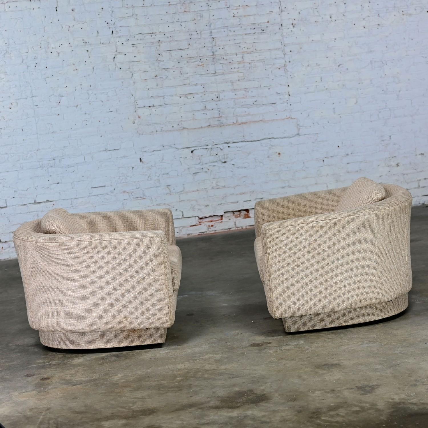 20ième siècle Paire de chaises de seau ou de seau pivotants MCM de 1968, style Milo Baughman en vente