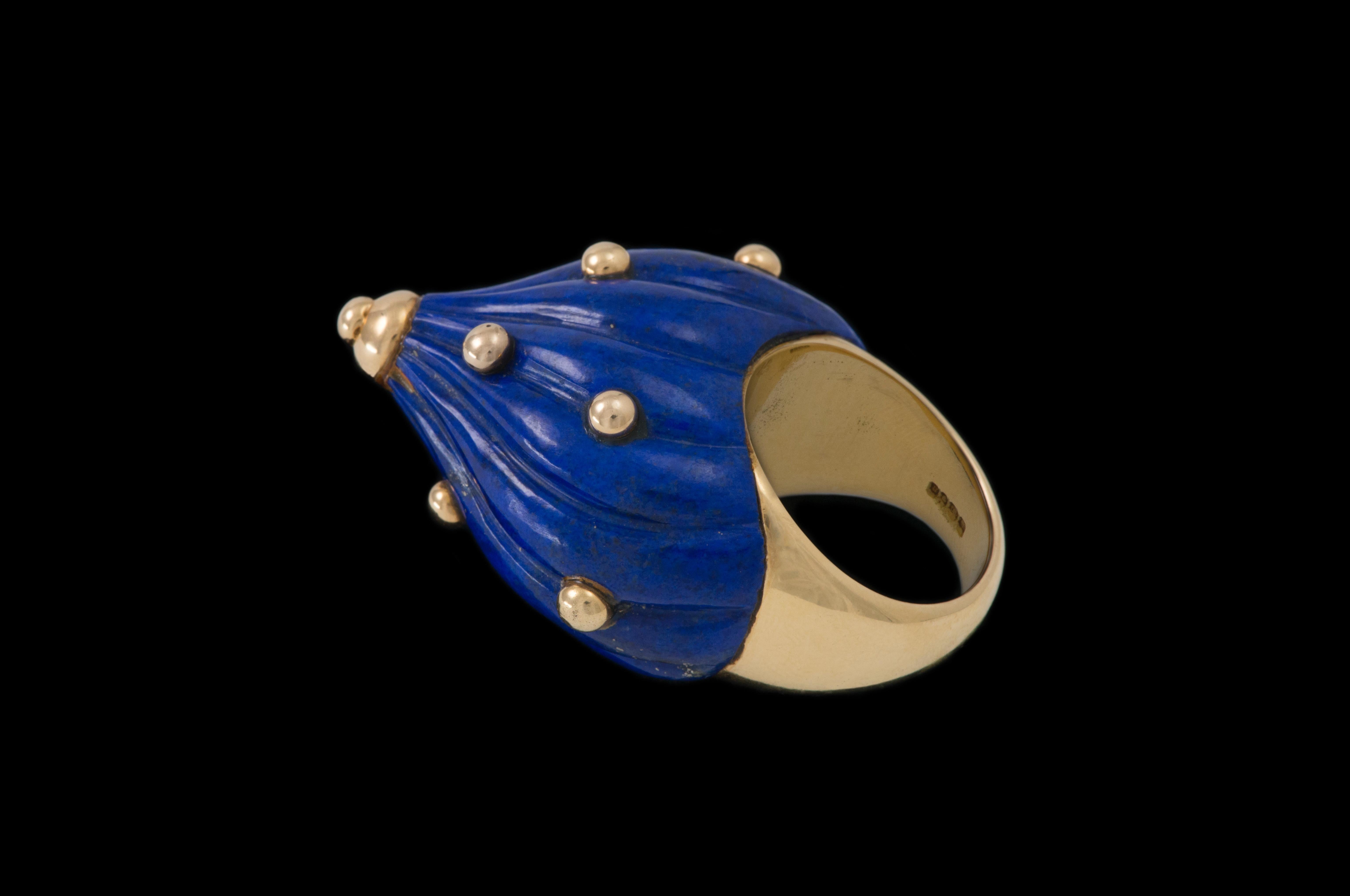 1968 Modernistischer E.J. Cocktailring aus geschnitztem Lapislazuli und Gold von Shewry London (Cabochon)