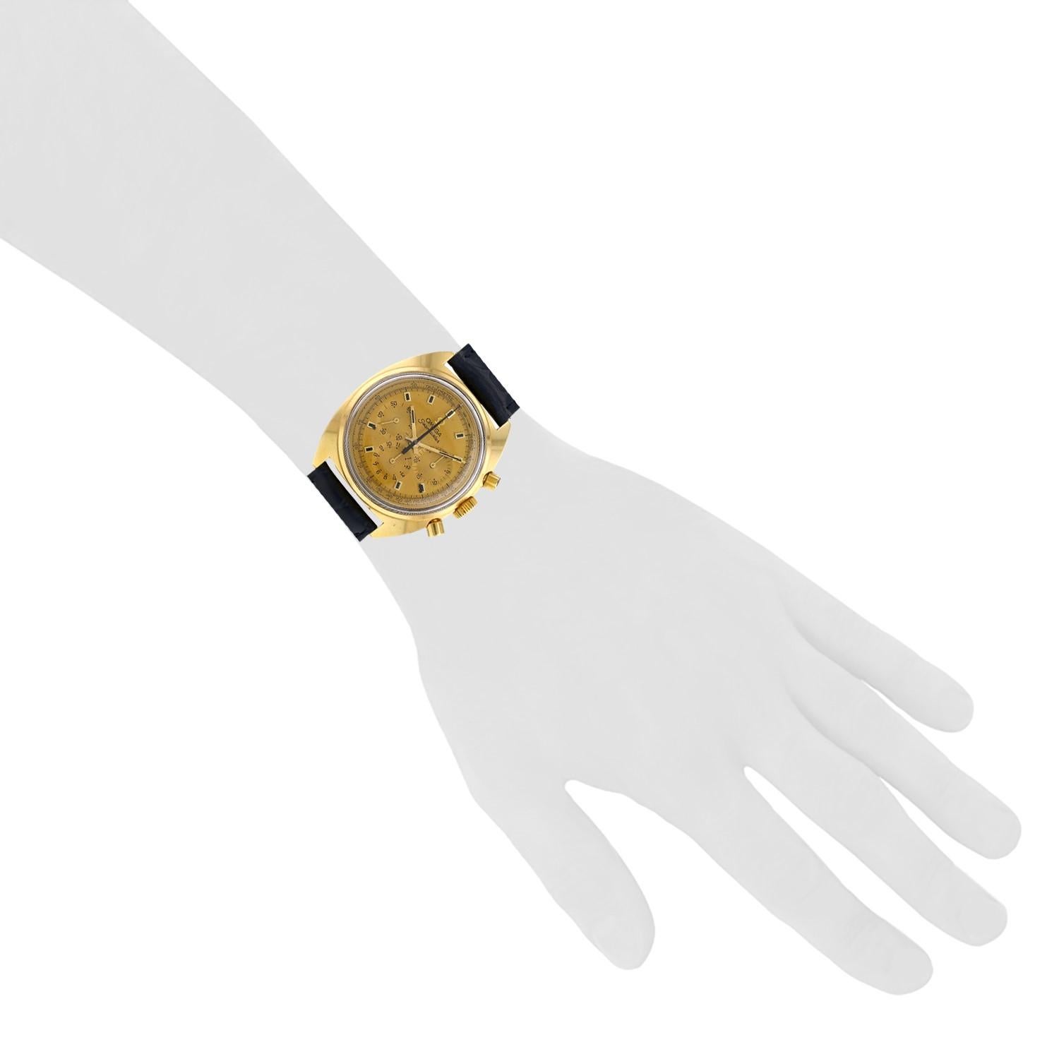 Taille brillant Omega Saemaster, bracelet chronographe en cuir et or jaune, 1968 en vente