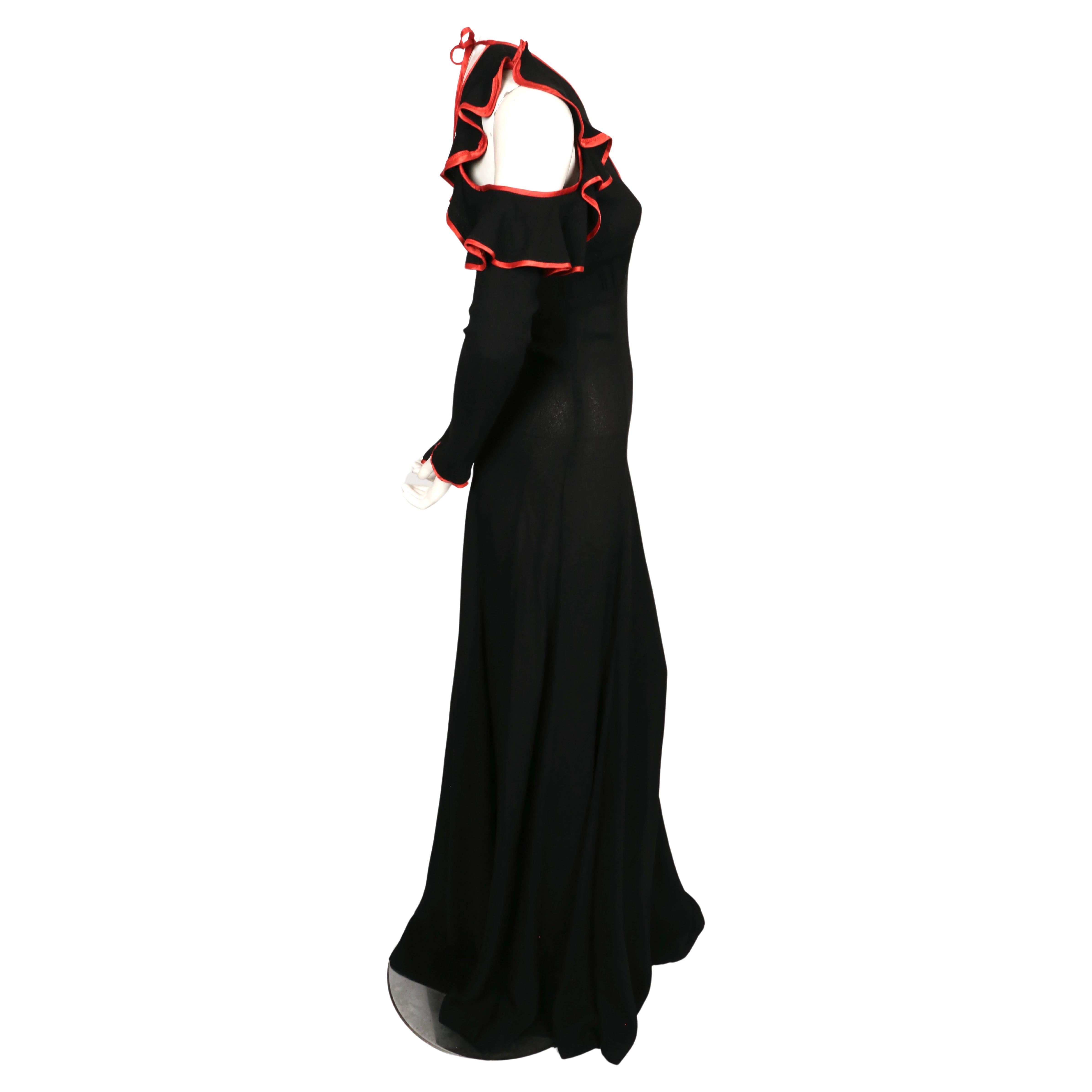1968 OSSIE CLARK Schwarzes Kleid aus Mooskrepp mit Schlüssellochausschnitt, Rüschen und roter Verzierung Damen im Angebot