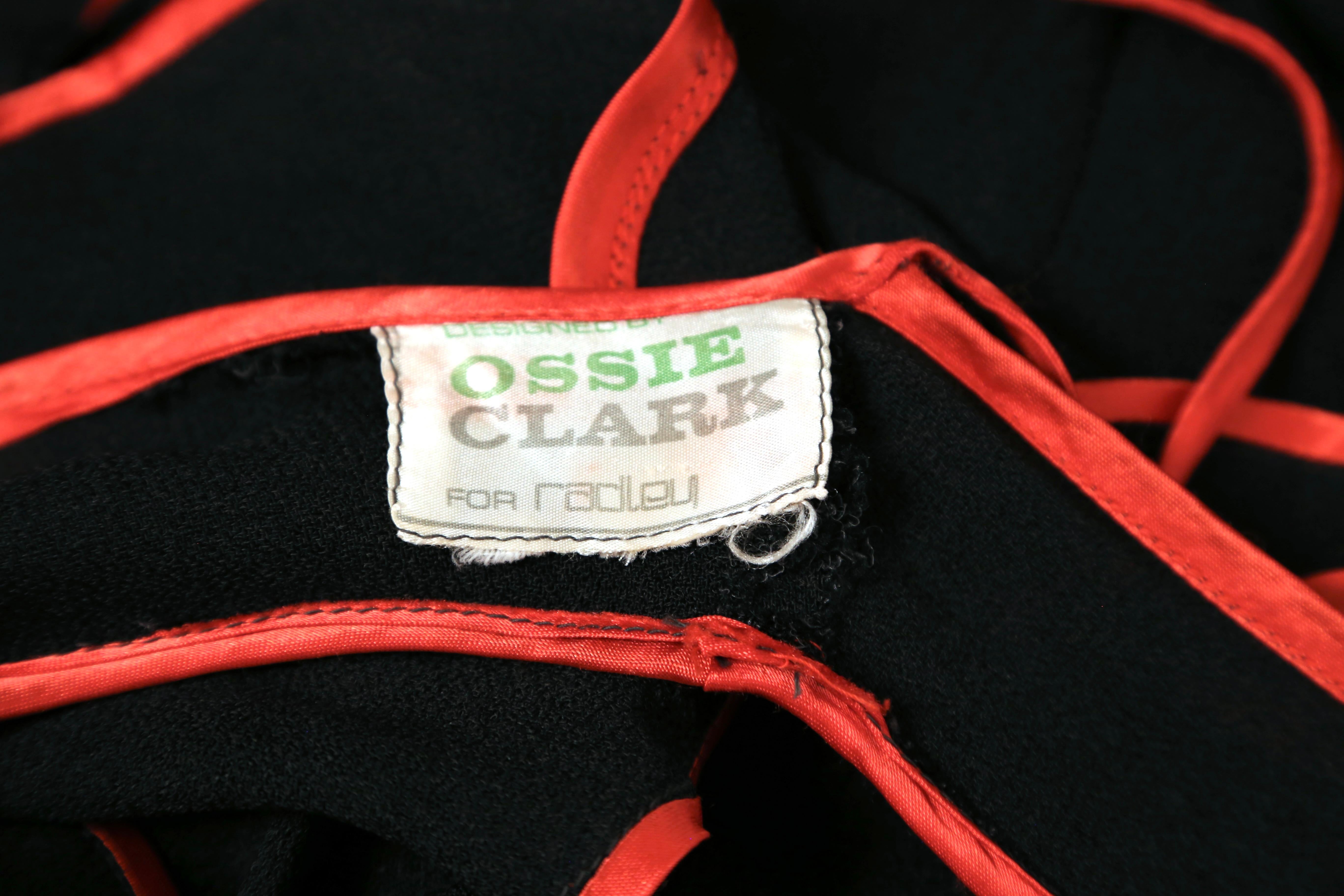 1968 OSSIE CLARK Schwarzes Kleid aus Mooskrepp mit Schlüssellochausschnitt, Rüschen und roter Verzierung im Angebot 4