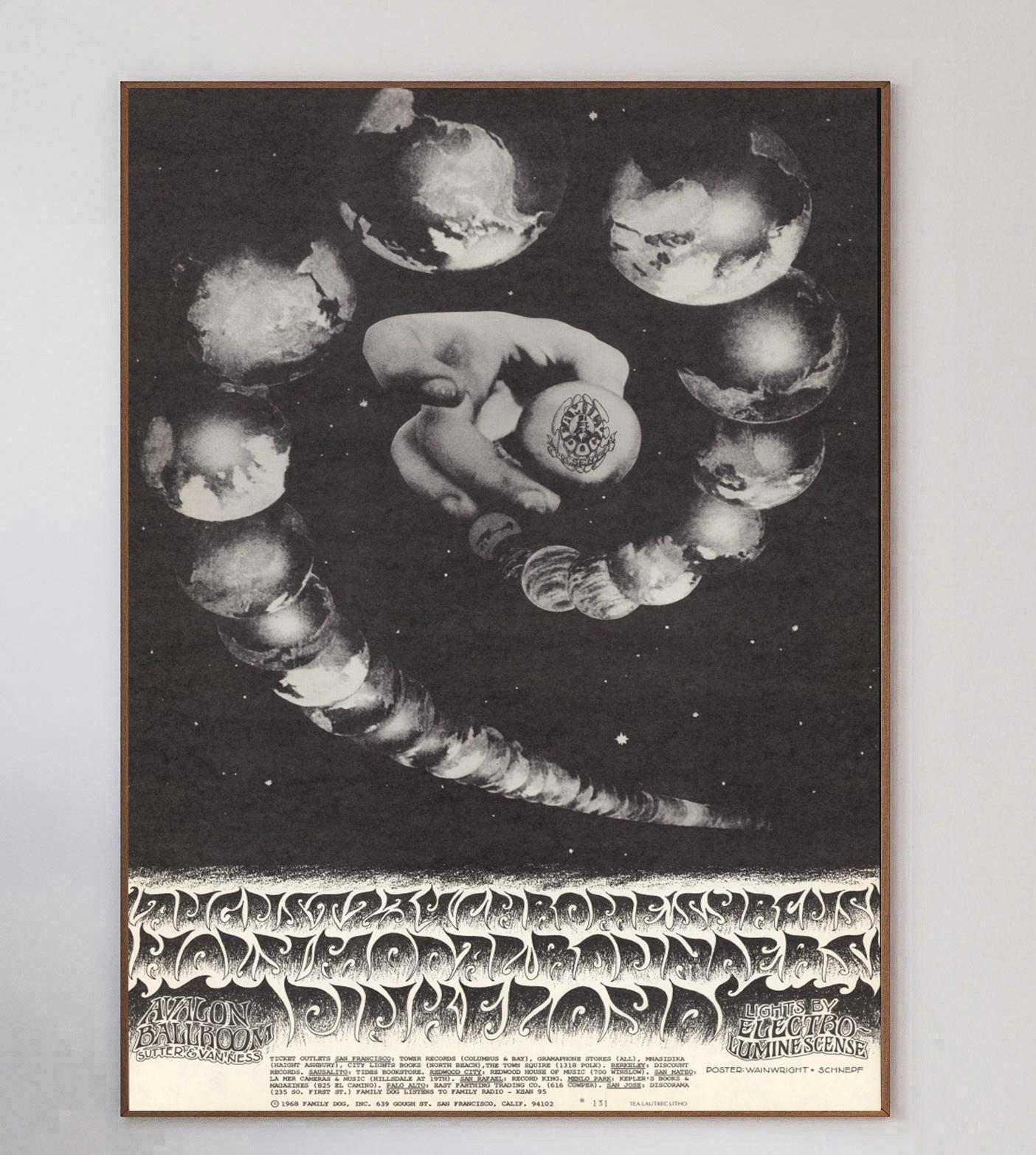 Conçue par les artistes Jerry Wainwright et Bob Schnepf, cette magnifique affiche a été créée en 1968 pour promouvoir un concert de Pink Floyd à l'Avalon Ballroom de San Francisco. Les événements organisés par Bill Graham comme celui-ci étaient bien