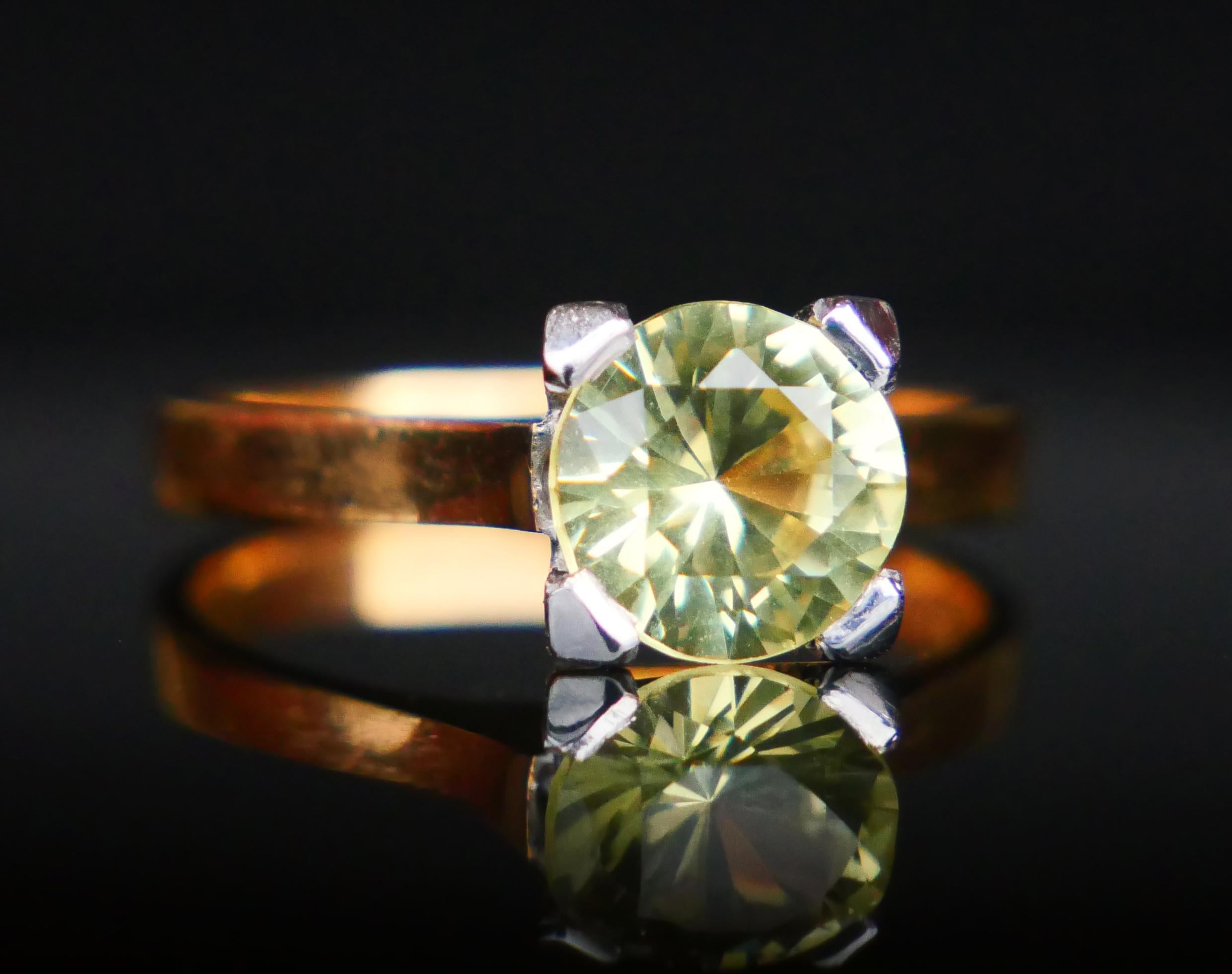 Retro 1968 Ring natural 2.5ct Yellow - Green Sapphire solid 18k Gold Ø US 7.25 / 4.4gr For Sale