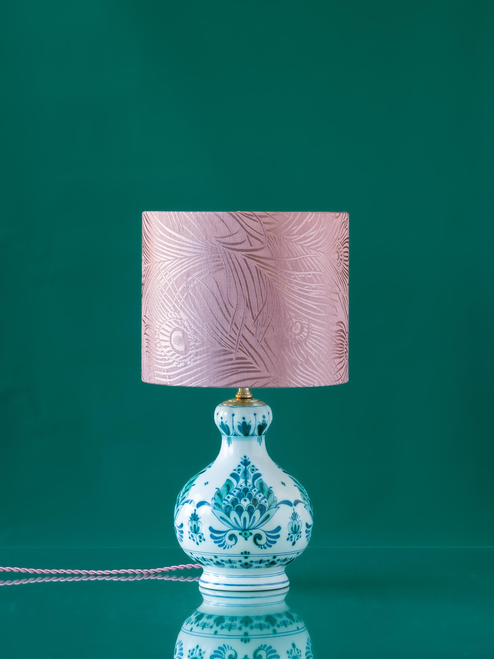 Meticolosamente realizzata a mano dallo Studio Truly Truly di Amsterdam a partire da un vaso vintage di Royal Delft (De Porceleyne Fles), Hera è una lampada da tavolo davvero unica. La linea Delvert, un'innovazione creativa del pittore olandese
