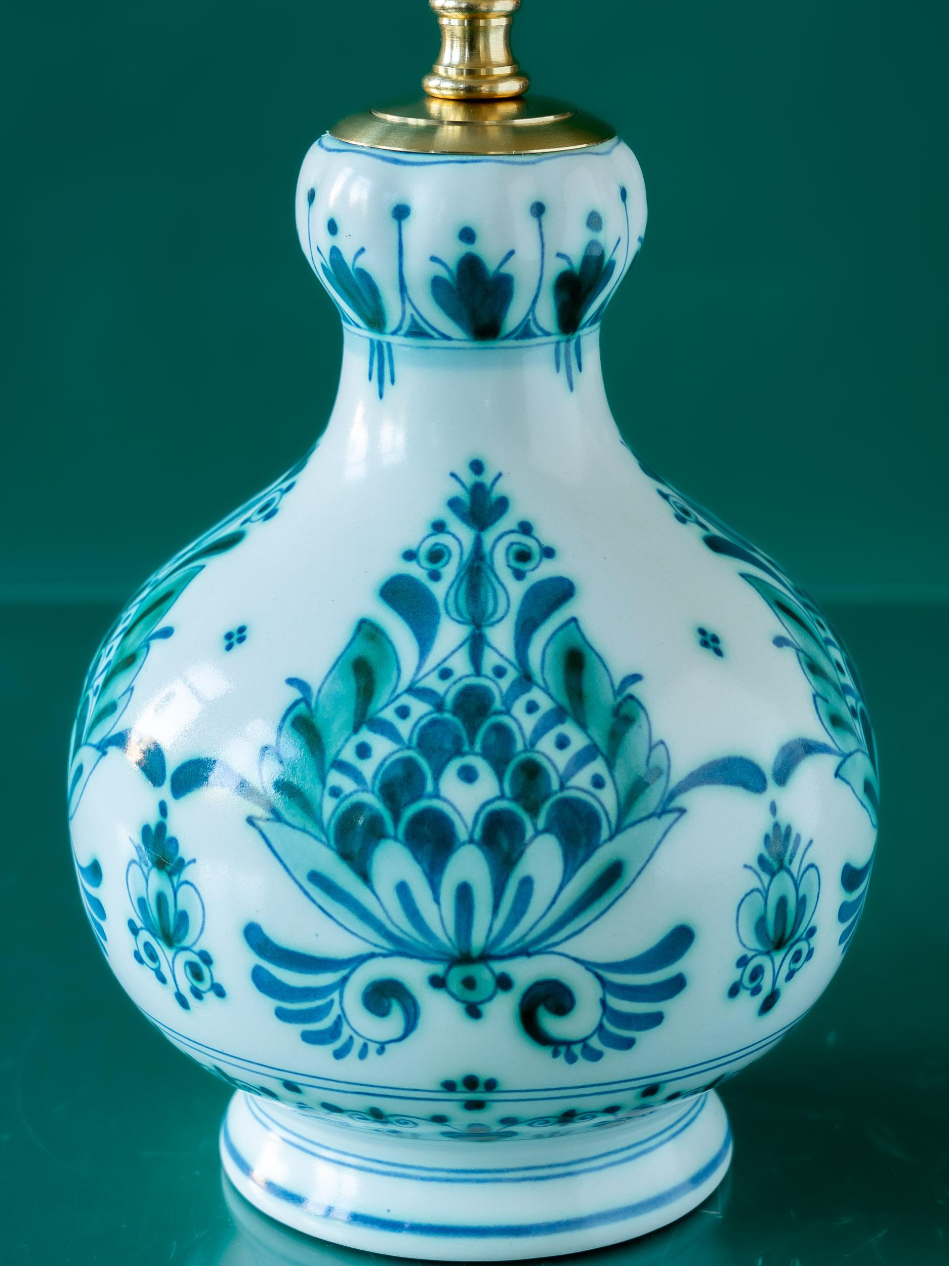 Dipinto a mano Lampada da tavolo Royal Delft Green (Delvert) (1968-1976), paralume New Liberty Peacock in vendita