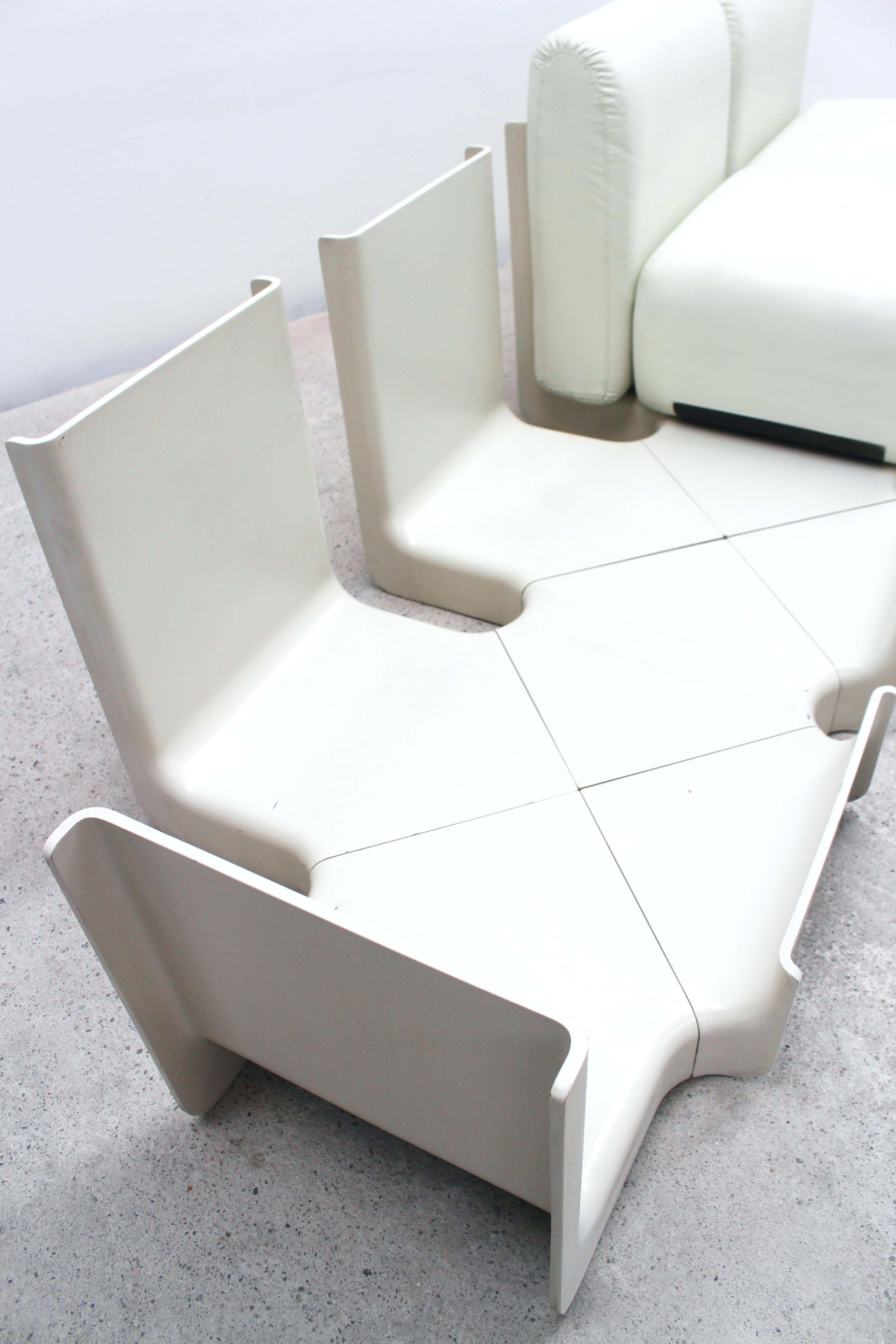1968. designed by Emilio Guarnacci, F. Padovano, C. Vagnoni.
edition Duna.

sofa dimensions : L 235 x H 70 x P 70 cm
table L 90 x l 40 x H 45 cm

structure résine polyuréthane 