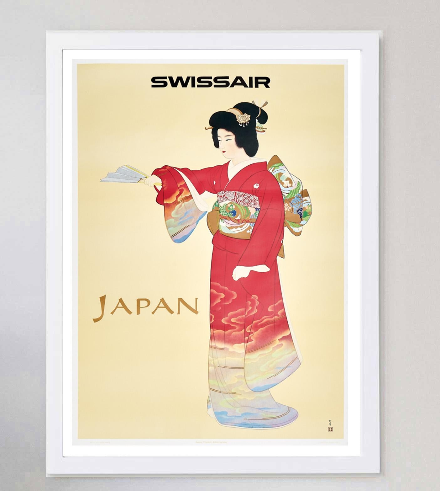 Questo poster è stato creato nel 1968 per promuovere le rotte di Swissair verso il Giappone. Il poster raffigura una tradizionale geisha giapponese in una splendida opera d'arte di Uemura Shoko. 

Fondata nel 1931, Swissair è stata la compagnia
