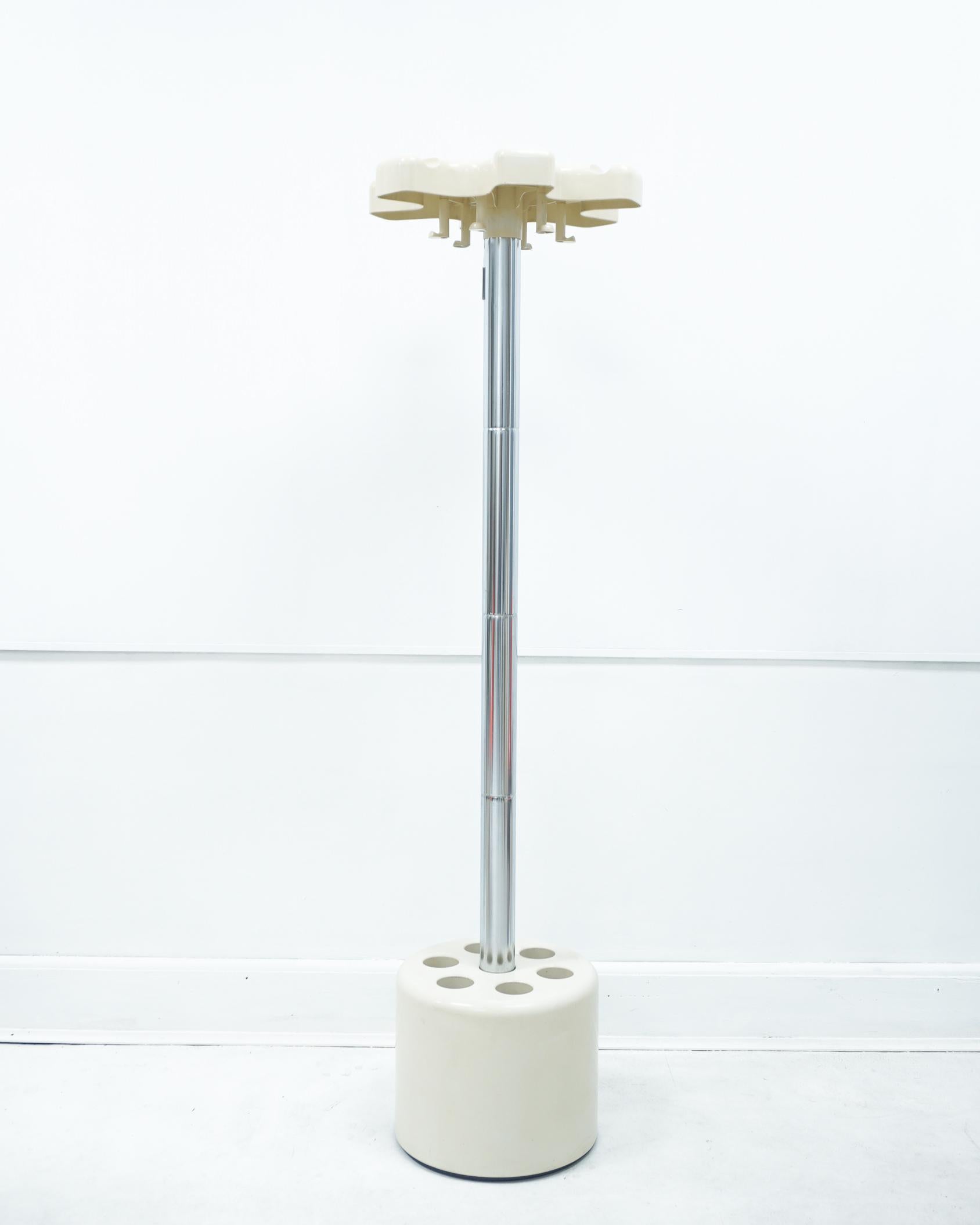 1960s Modular structure, the tube can be dismantled and adjusted in height. Cream ABS plastic and chrome. Six coat hooks. The bottom can be removed for cleaning. The base is heavy and serves as a 6-umbrella stand. Good condition with some signs of