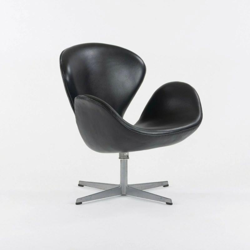 La vente porte sur une magnifique chaise cygne très spéciale, produite en 1968. Cet exemple a été conçu par Arne Jacobsen et produit par Fritz Hansen. Il a été acquis directement auprès de la succession du propriétaire d'origine et a depuis été