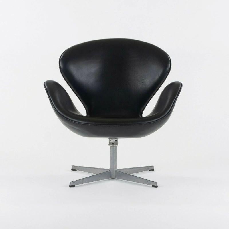 1968 Vintage Arne Jacobsen Swan Chair by Fritz Hansen of Denmark Black Leather For Sale 2
