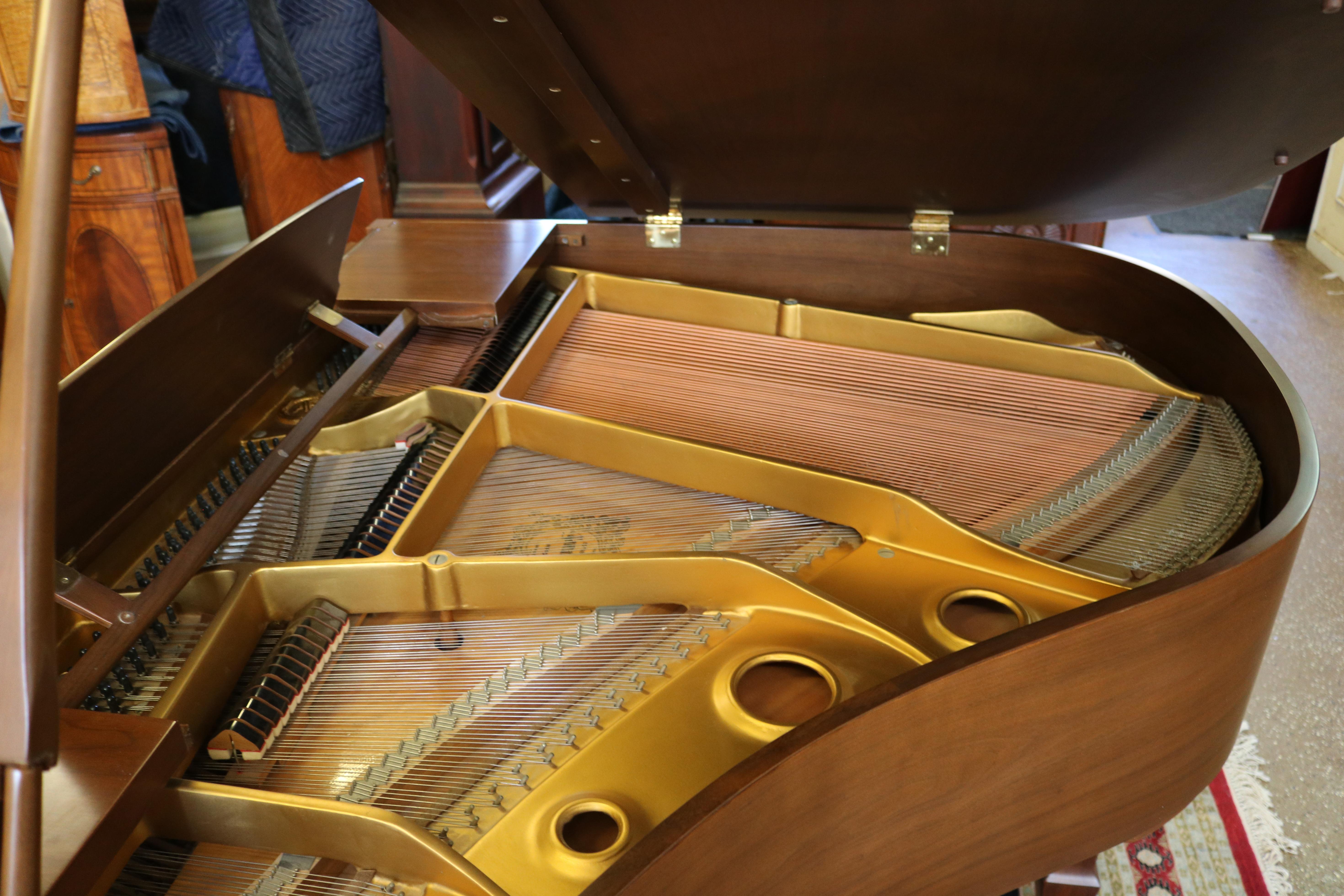 1968 Noyer Yamaha G0 Baby Grand Piano Excellente Table d'harmonie en vente 6