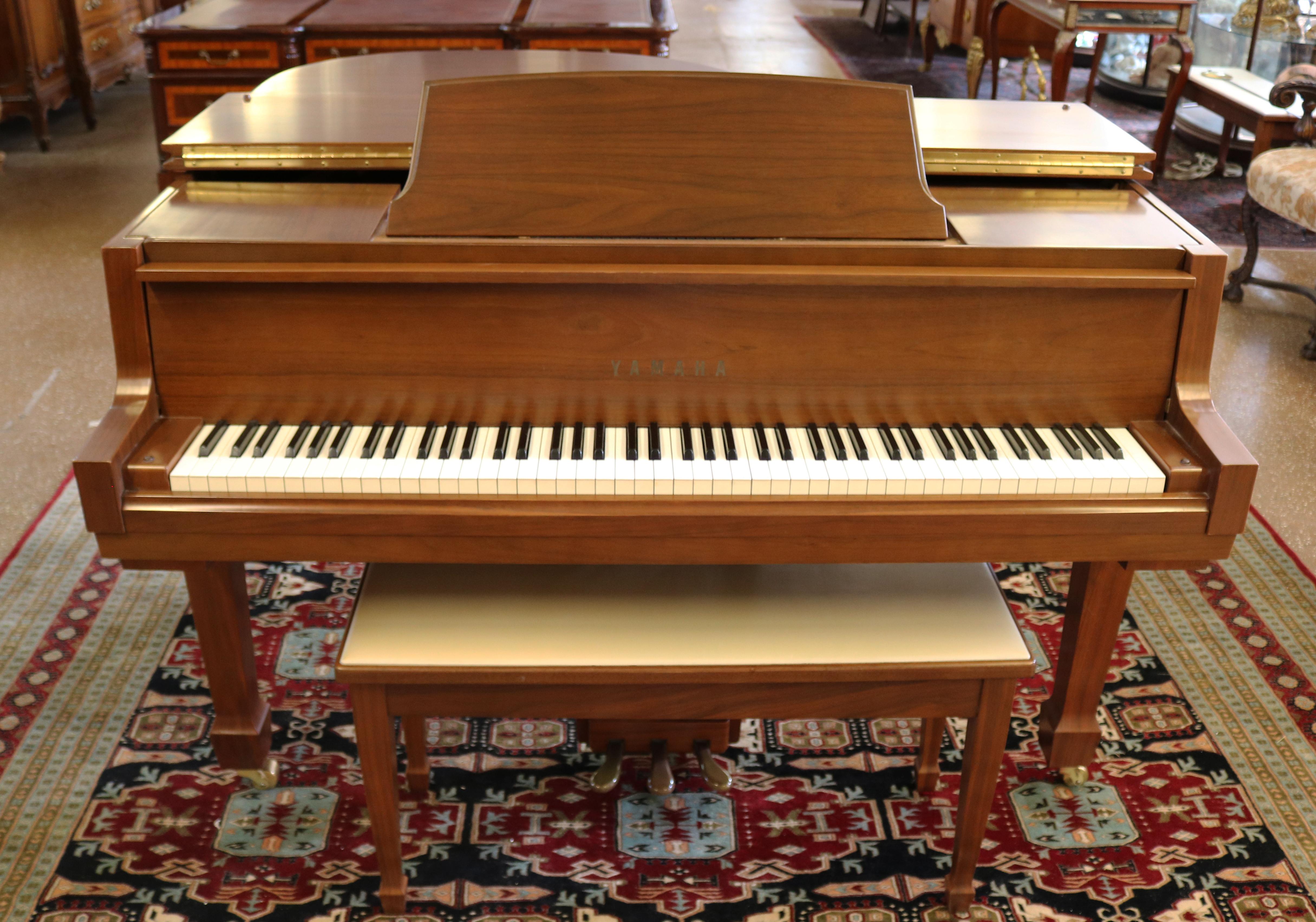 1968 Noyer Yamaha G0 Baby Grand Piano Excellente Table d'harmonie en vente 7
