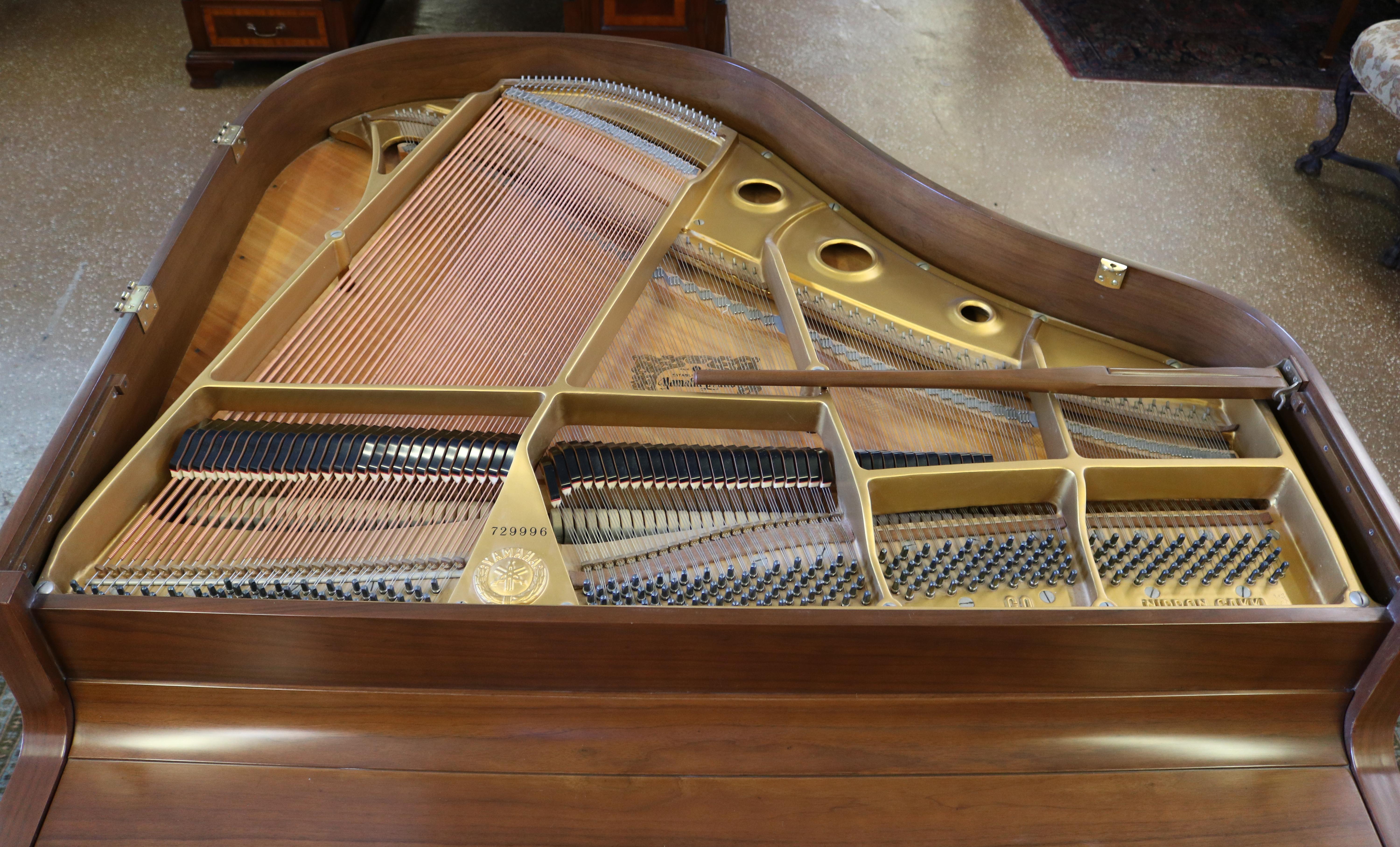 Magnifique piano à queue Yamaha G0 en noyer de 1968, excellente table d'harmonie

Dimensions : 4'7