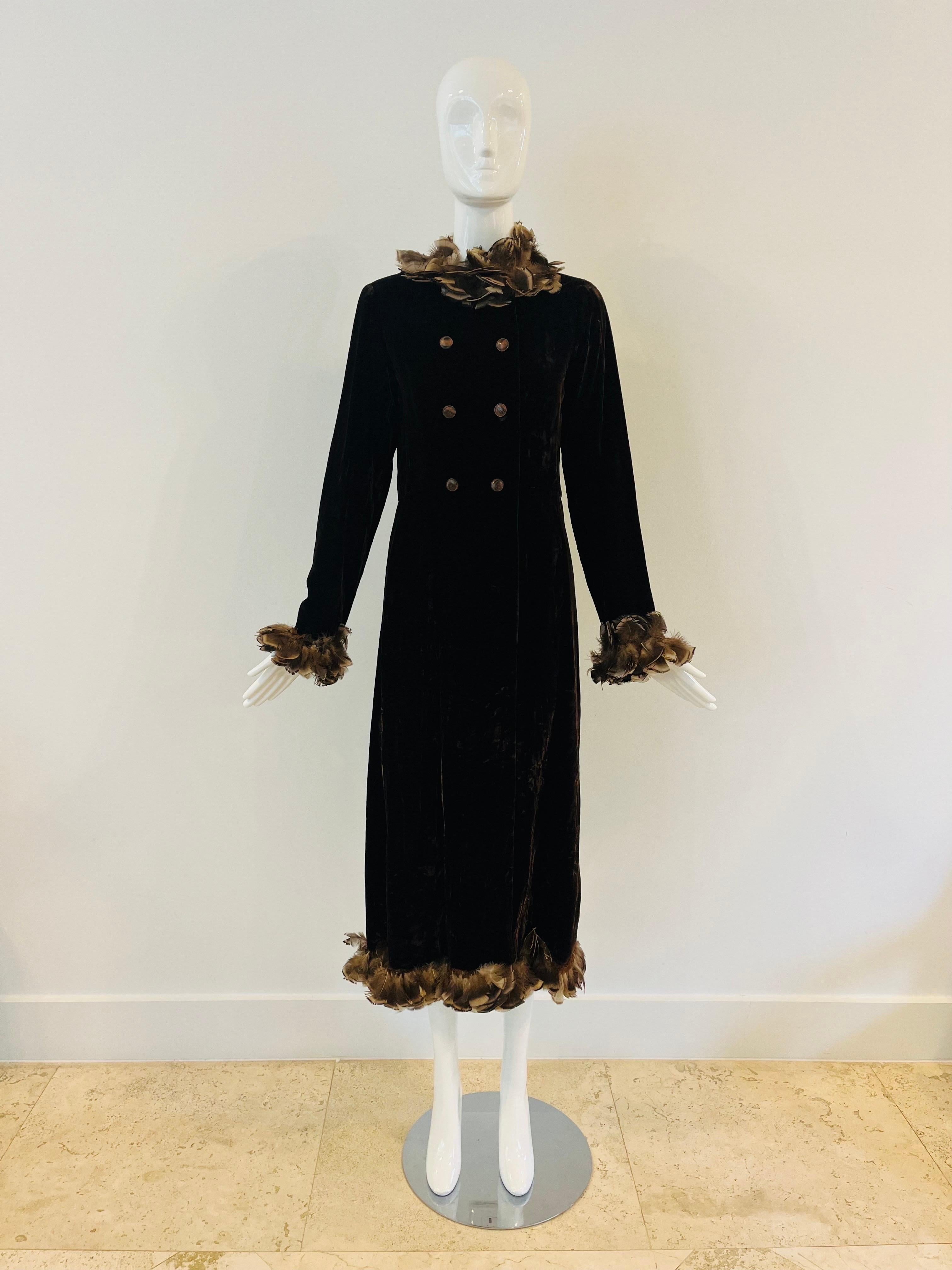 1968 YSL Yves Saint Laurent Couture Abendmantel aus Samt mit Federn im Angebot 8