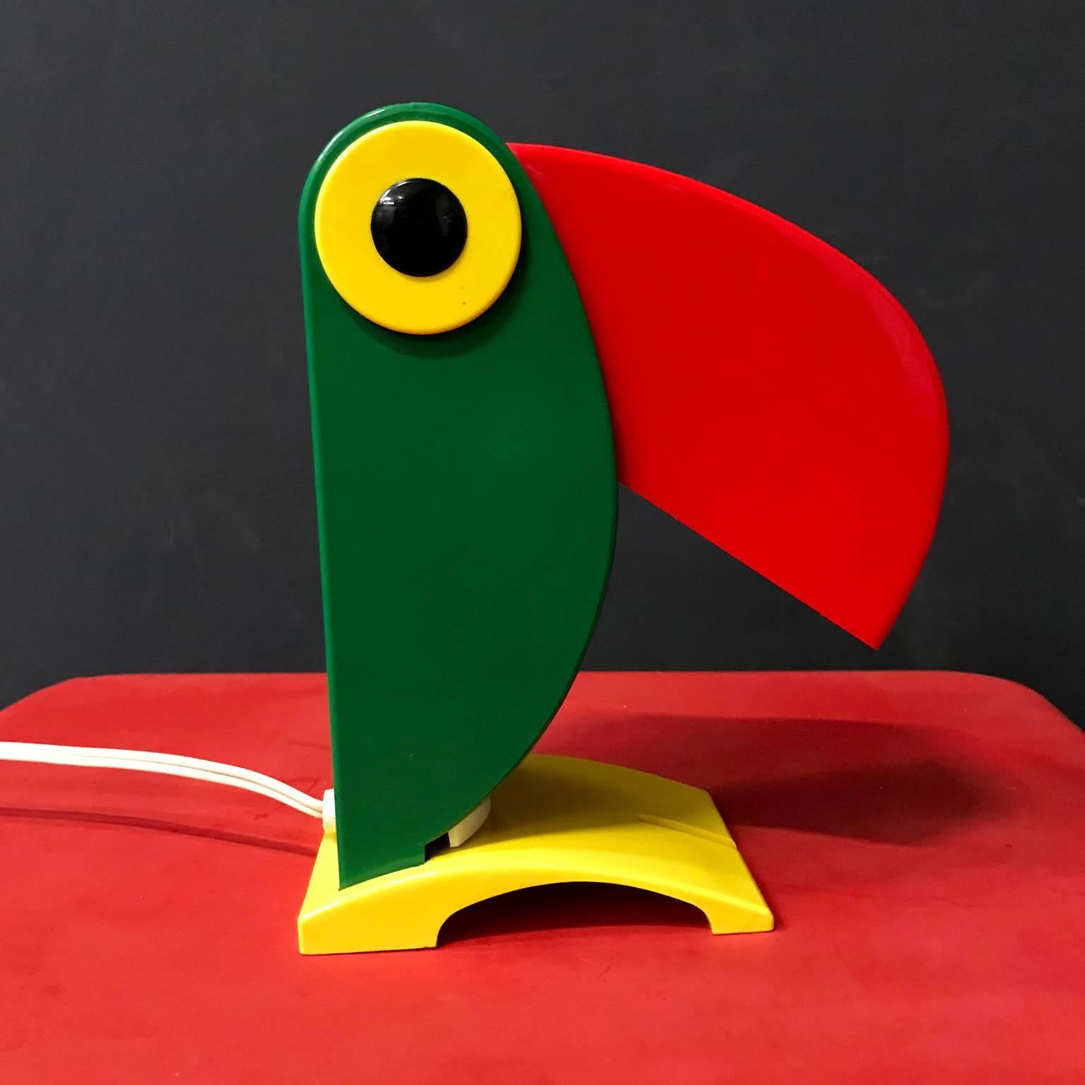 Green Tucan lamp with red beak. The one with orange beak is sold. In good condition, although in certain light one can see some very light scratches on the beak caused by moving the beak (picture #6) and a light spot near one eye (picture #5). Also