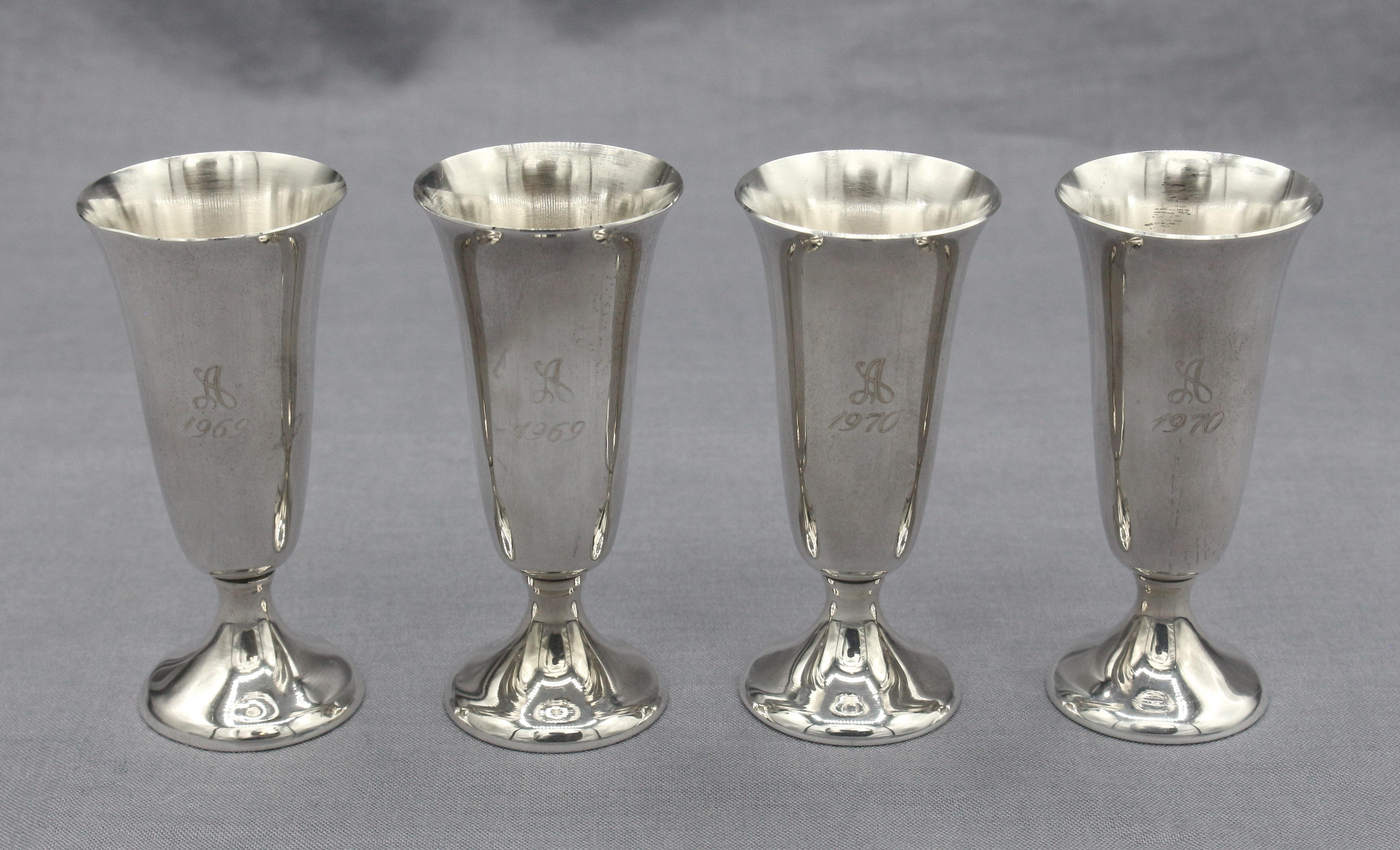 Grupo de 4 cordiales de plata de ley de Mardi Gras, fechas de 1969 y 1970, fabricados por Gorham. Recuerdos de la Krewe of Athenians Ball. 2,50 onzas troy.
2,75