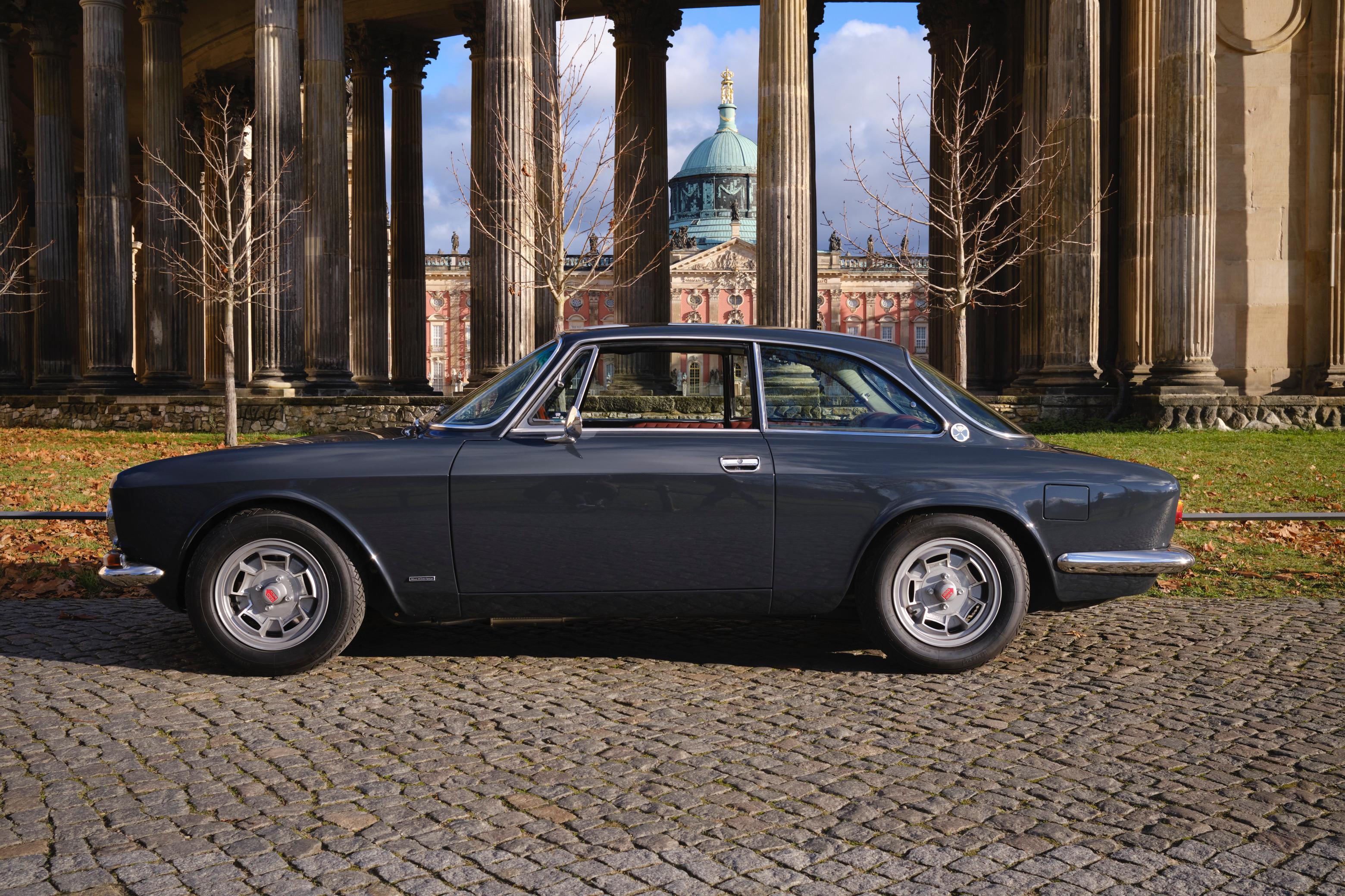 This Alfa 1750 GTV first Series is one of the best cars in the rarest original color combination you can find on the market.
Everything besides a bigger break system (Montreal) and red Koni landing gear was restored to its original like in 1969. The