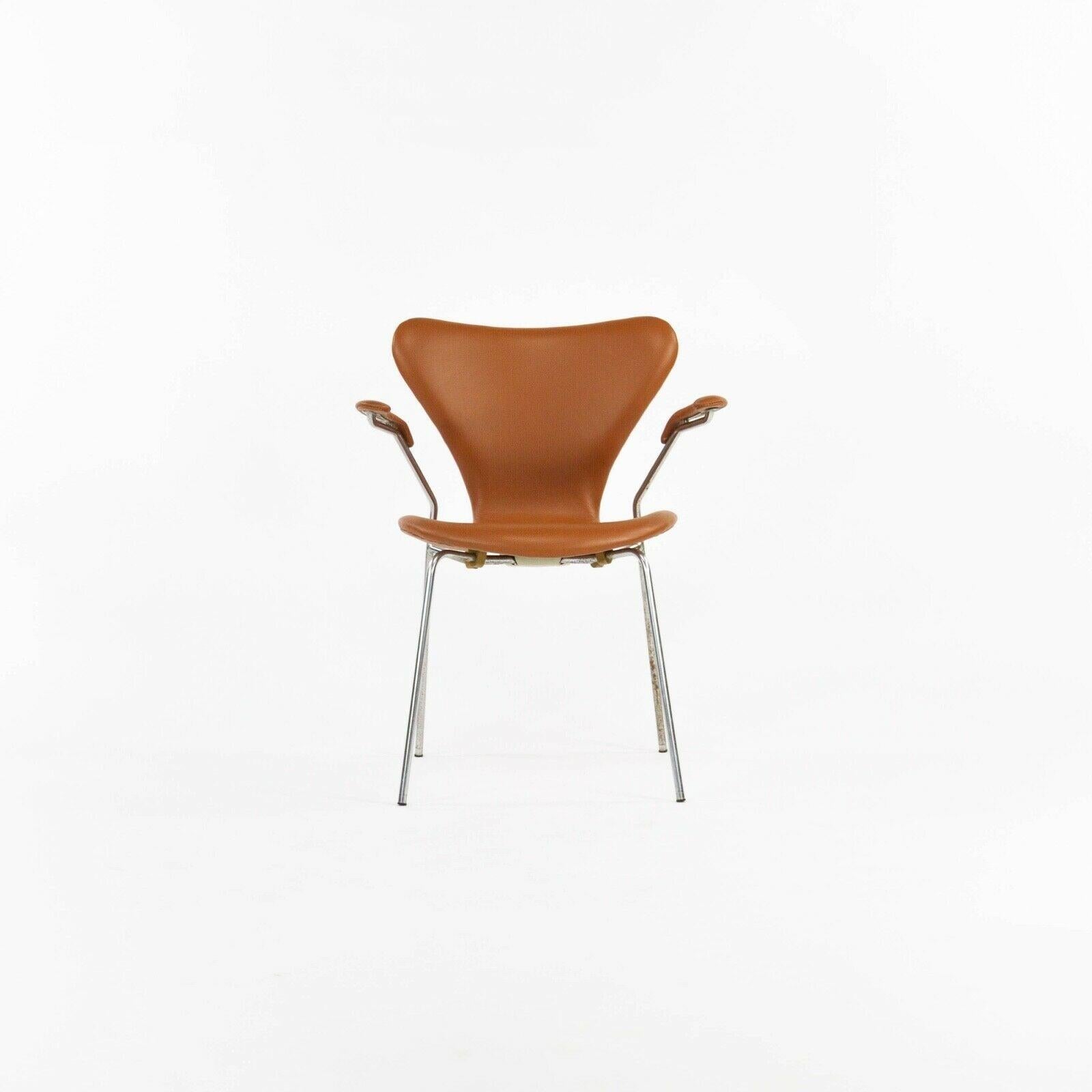 Zum Verkauf steht ein Satz von vier (der angegebene Preis ist für vier, aber bis zu 12 sind verfügbar) Arne Jacobsen Serie 7 Sessel in Cognac Leder. Diese Stühle wurden gerade von einer der renommiertesten Polstereien des Landes für modernes Design