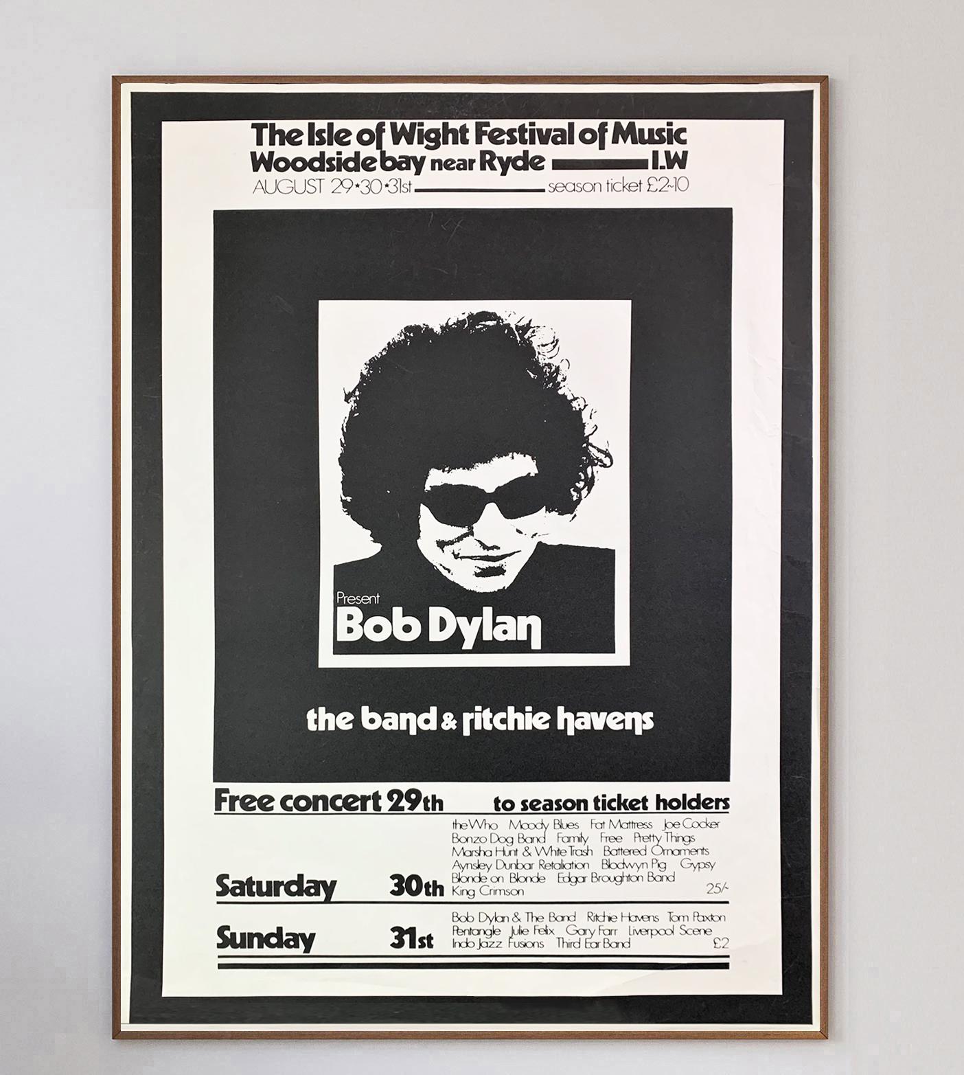 Superbe affiche sérigraphiée en noir profond créée pour promouvoir la deuxième édition du festival de l'île de Wight et la tête d'affiche principale - le seul et unique Bob Dylan, ainsi que les premières parties The Band et Ritchie Havens. Cette