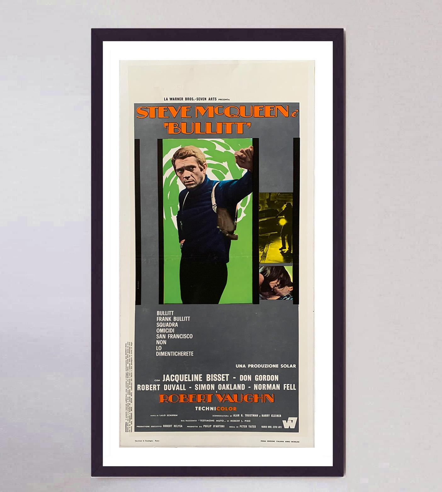 Dieses extrem seltene und atemberaubend gestaltete Plakat für Bullitt, das das ikonische Bild von McQueen in der Hauptrolle zeigt, ist ein Schatz aus der Mitte des letzten Jahrhunderts. Dieses schöne und lebendige Design stammt aus der