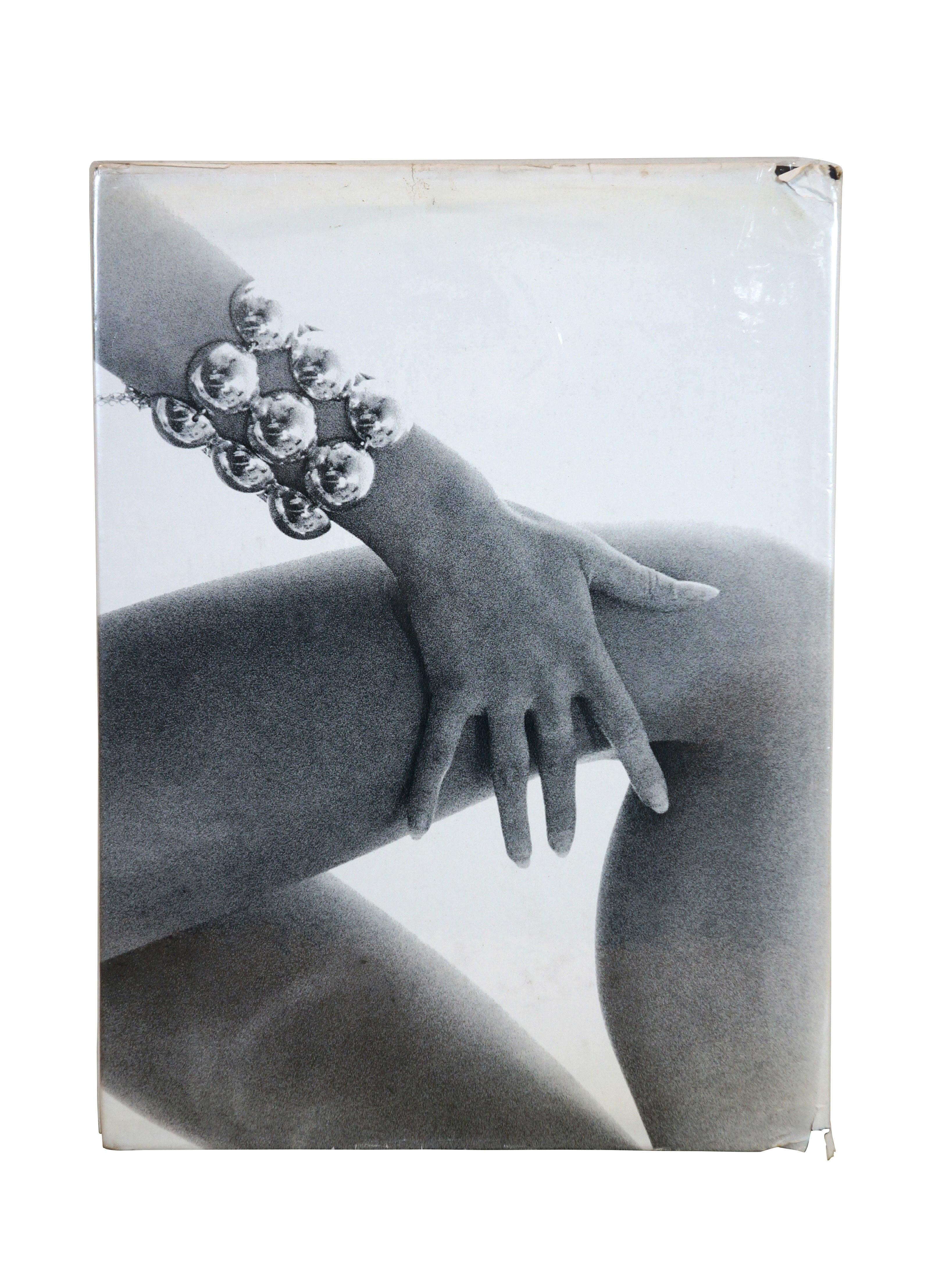 'Canned Candies: The Exotic Women & Clothes of Paco Rabanne' - Fotografiert von Jean Clemmer - Copyright Edition Pierre Belfond, 1969 - Hergestellt und gedruckt in Frankreich von Humbolt, Nancy und veröffentlicht von Charles Skilton, Ltd, London -