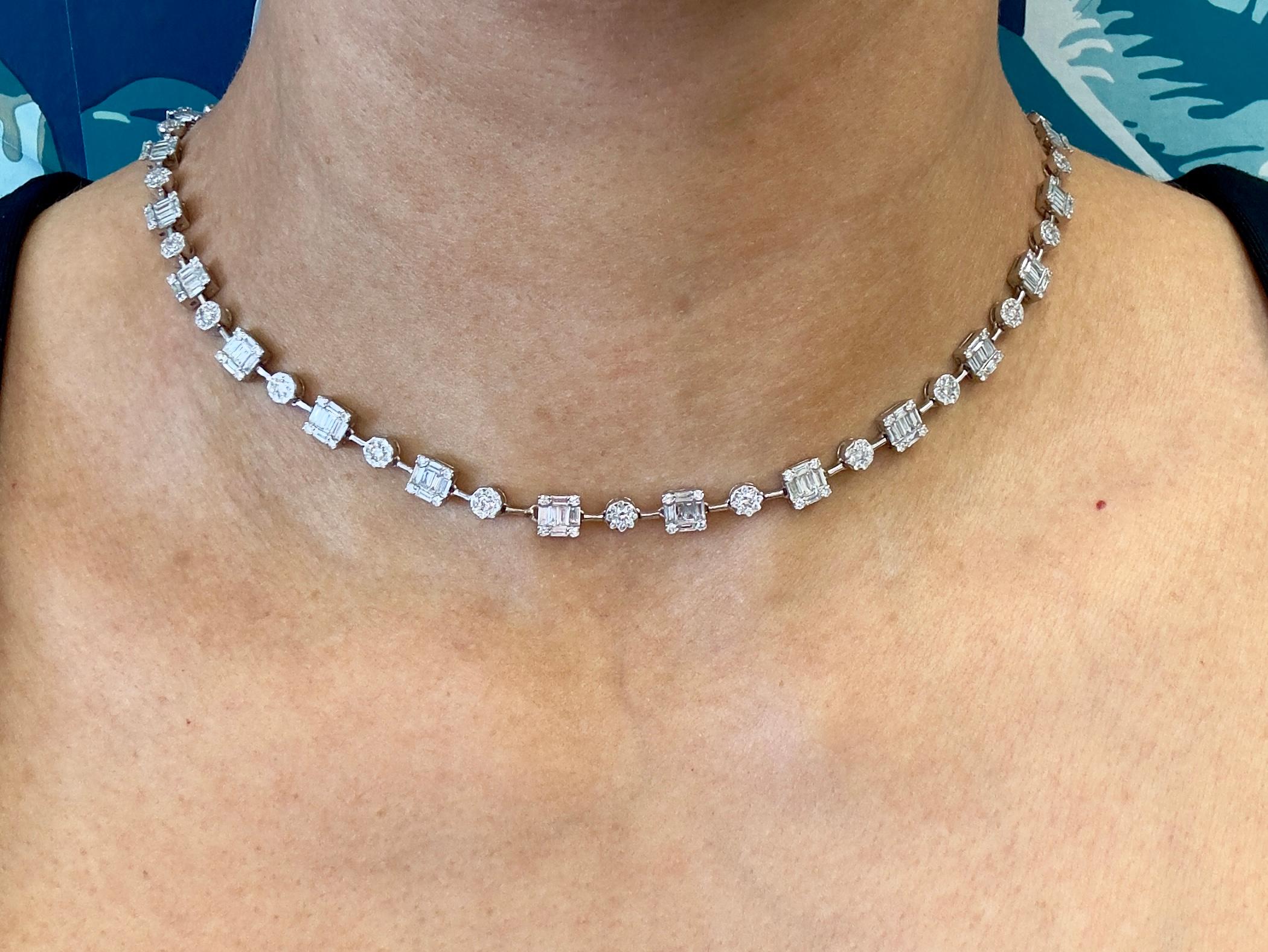 Lussuosa e versatile, questa collana di diamanti in oro bianco 18 carati presenta circa 19,69 carati di diamanti di alta qualità, di colore E-F e purezza VS. Il pezzo è impreziosito da 465 diamanti taglio baguette per un totale di 11,16 carati e 768