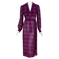 1969 Christian Dior Haute-Couture Violet Pied-de-poule Robe en mousseline de soie ceinturée
