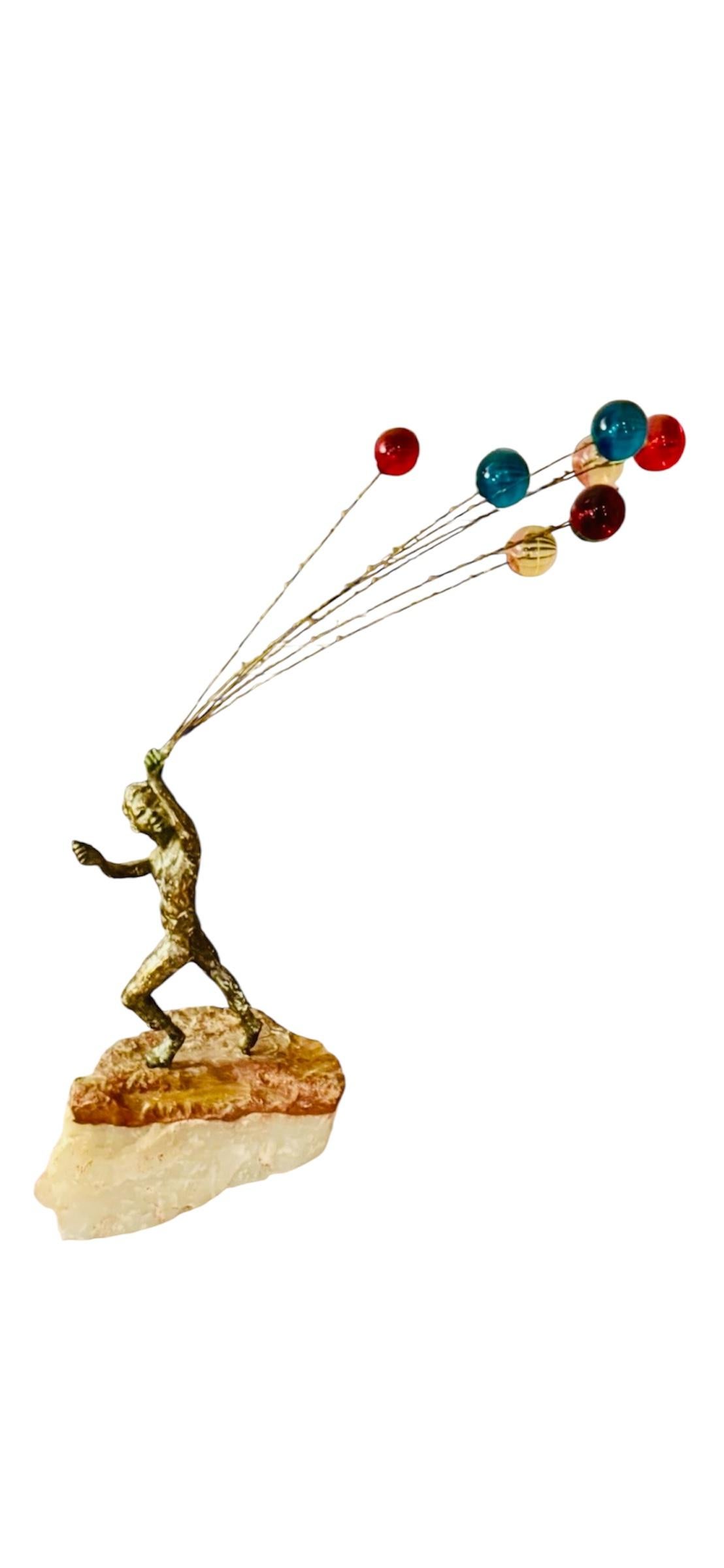 Cette sculpture fantaisiste et imaginative a été réalisée en 1969 par Curtis Jere, une signature utilisée par les artistes Curtis Freiler et Jerry Fels. Connue pour son travail éclectique et artistique du métal, cette pièce illustre la créativité