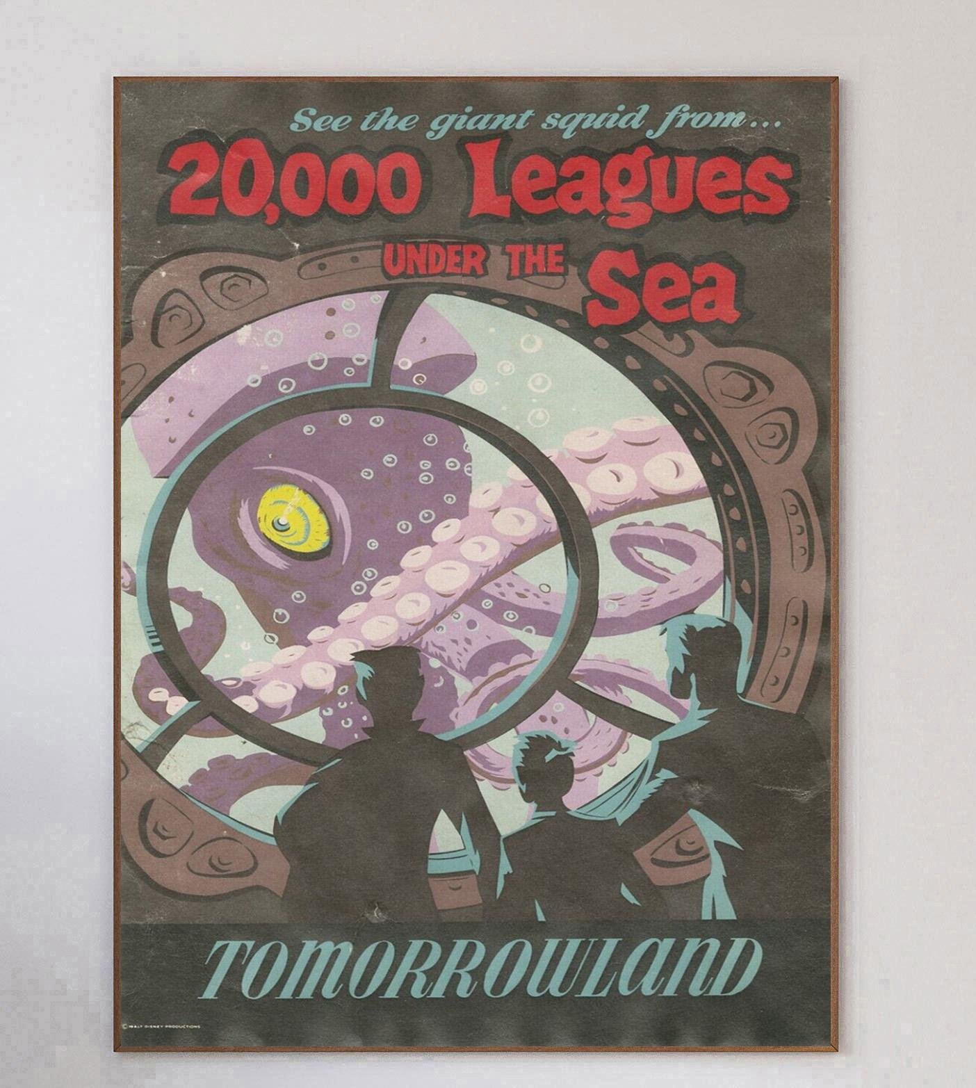 Splendido ed eccezionalmente raro poster di un'attrazione del 1969 che promuove l'attrazione 20.000 leghe sotto i mari a Tomorrowland a Disneyland. Inaugurato nel 1955 ad Anaheim, in California, Disneyland è stato aperto e supervisionato da Walt