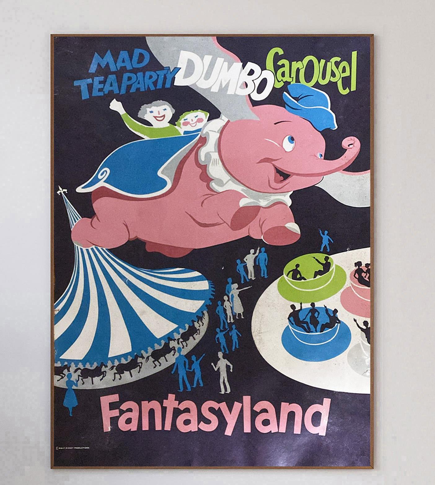 Superbe et exceptionnellement rare affiche d'attraction de 1969 promouvant les attractions Mad Hatter Tea Party, Dumbo et Carousel dans Fantasyland à Disneyland. Inauguré en 1955 à Anaheim, en Californie, Disneyland a été ouvert et supervisé par